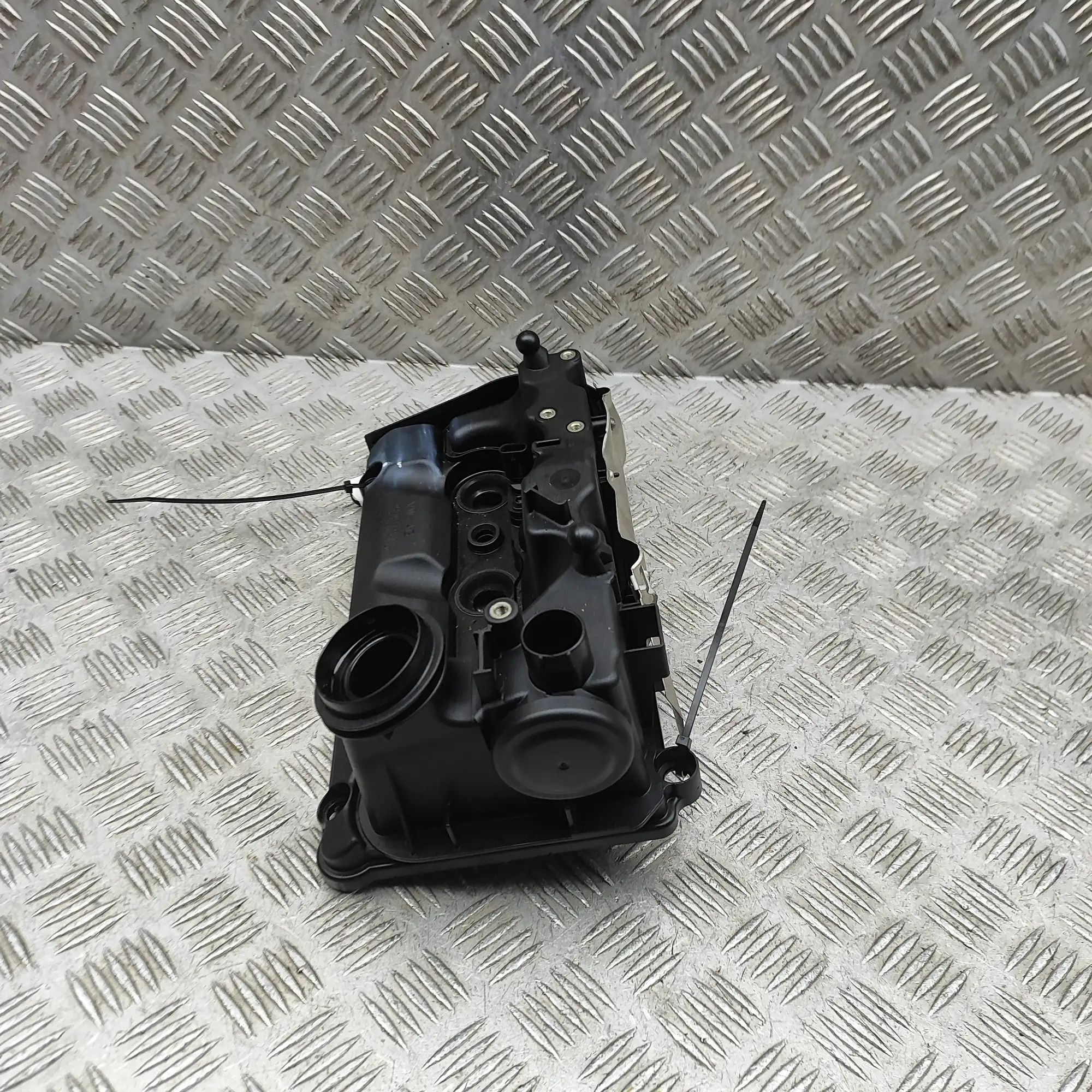 Volkswagen Polo Valve Cover Valve Cover — VW POLO (6R, 6C) (2009-...) — 04B...