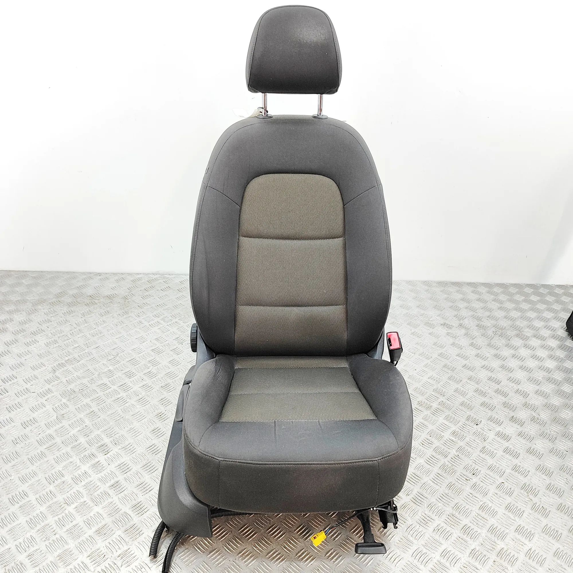 Audi Q3 (8U) Front Right Seat Front right seat — AUDI Q3 (8U) (2011-2018) — 8...