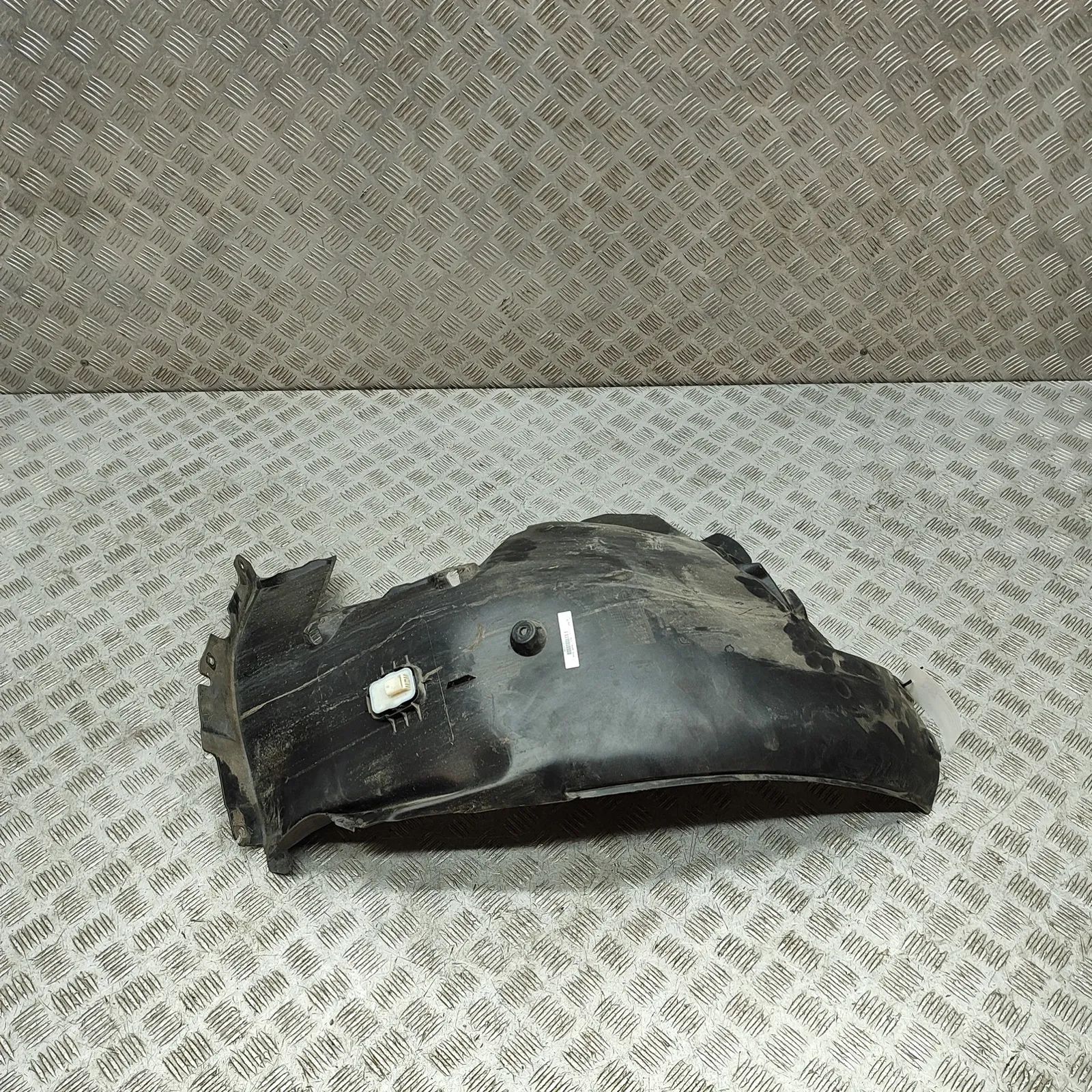 Porsche 911 (992) Wheel arch liner — front — right — rear section Wheel arch liner — front — right — rear section...