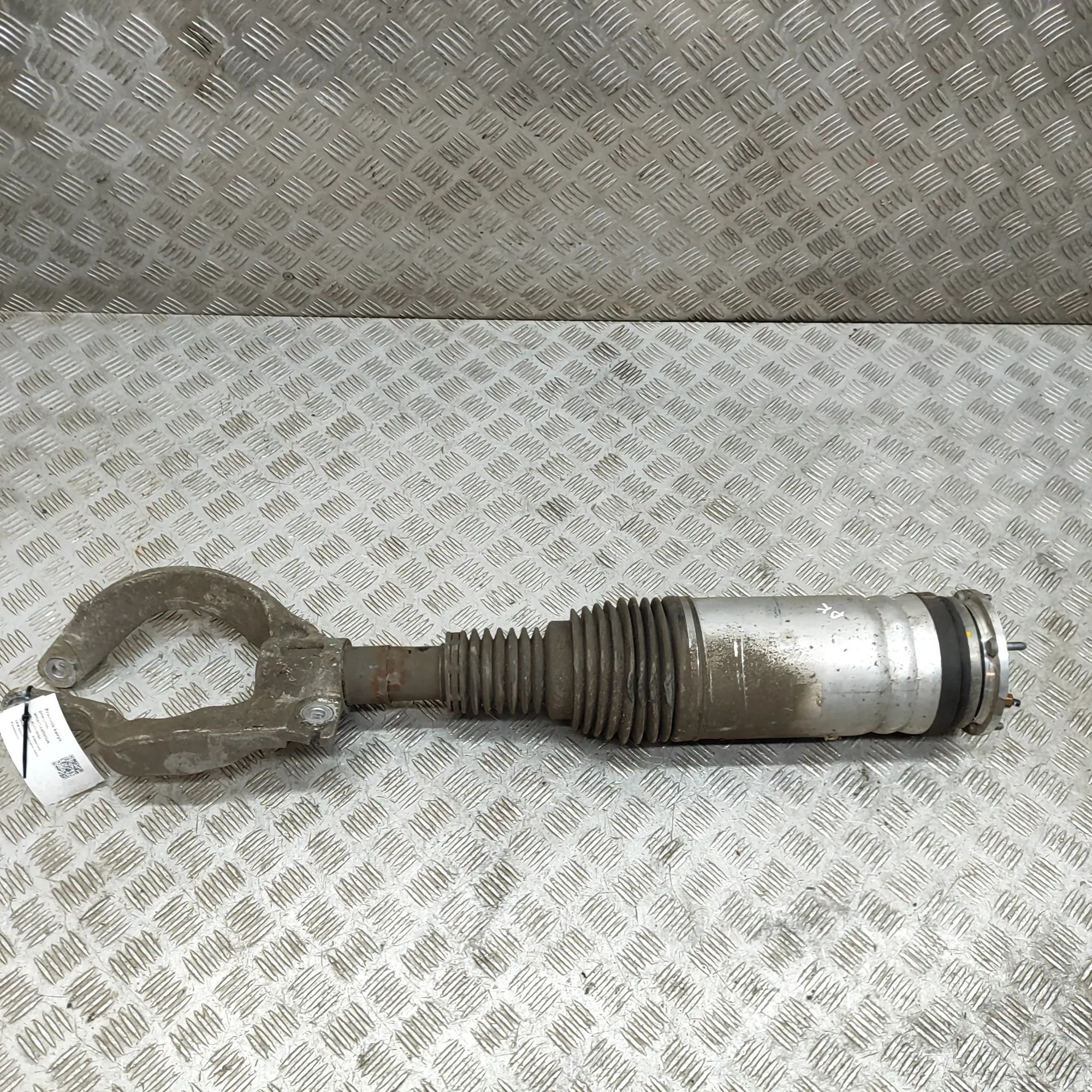 Land Rover Range Rover Sport (L494) Front Left Air Shock Absorber Front Left Air Shock Absorber — LAND ROVER RANG...