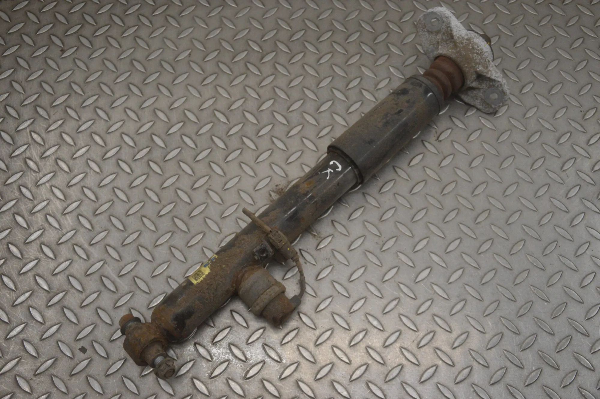 Kia Stinger Shock absorber — rear left Shock absorber — rear left — KIA STINGER (CK) (...