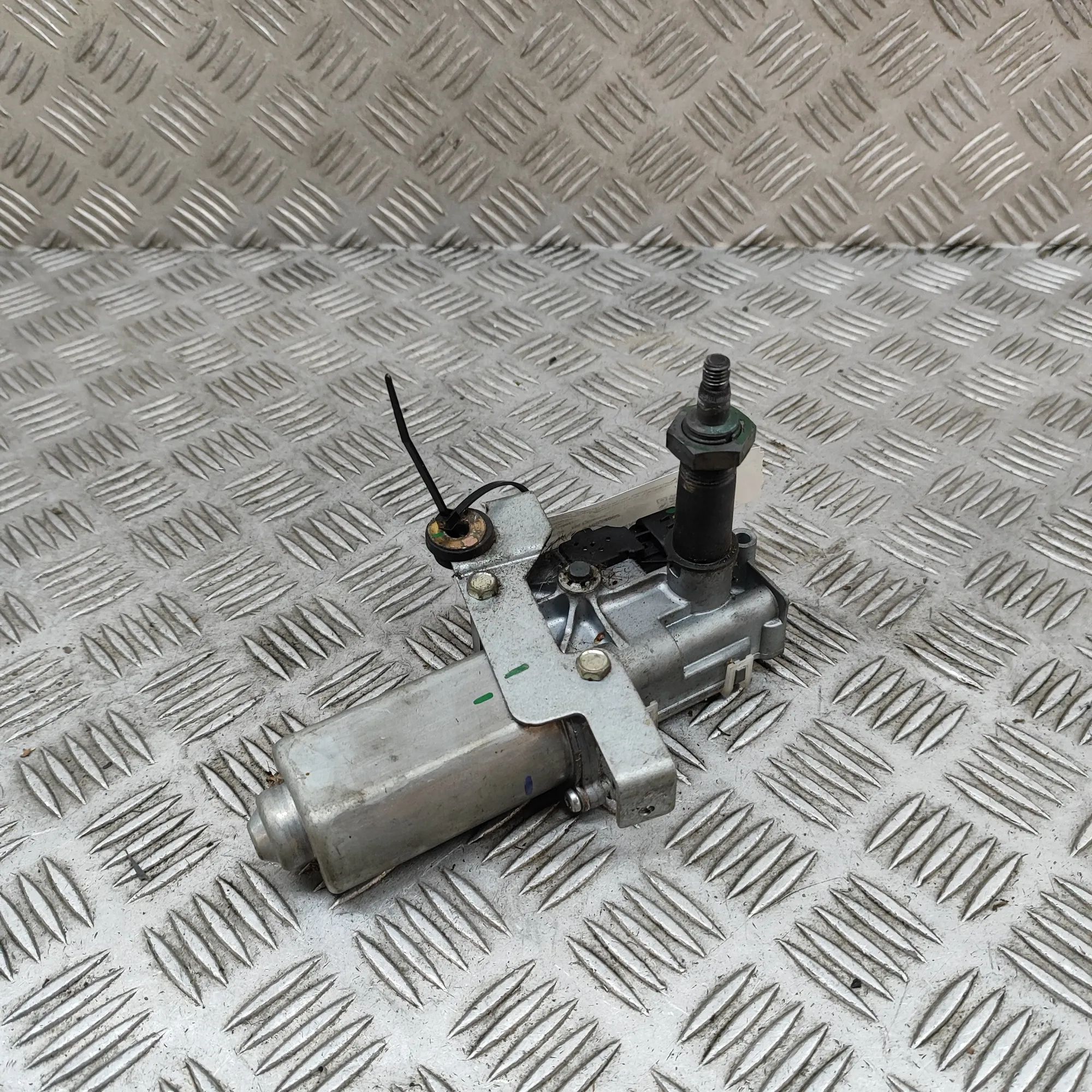 Land Rover Defender Tailgate wiper motor Tailgate wiper motor — LAND ROVER DEFENDER (L31...