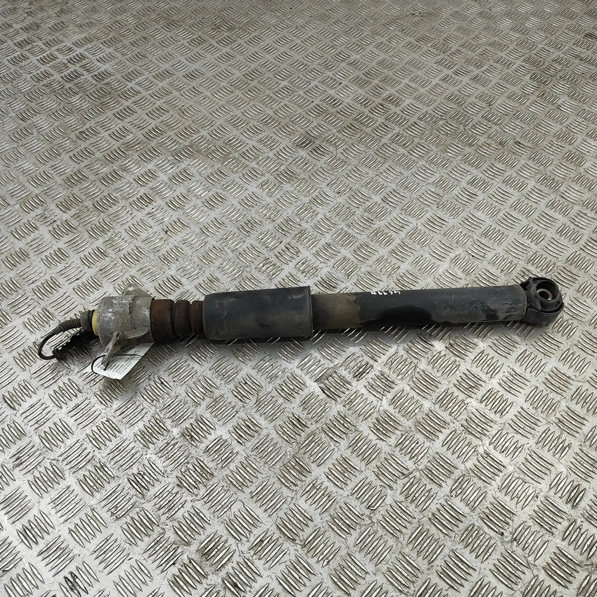 Porsche Macan Shock absorber — rear right Shock absorber — rear right — PORSCHE MACAN (95...