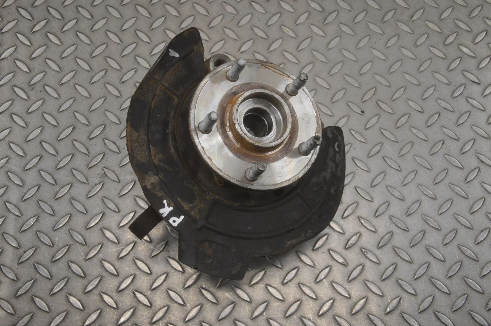 Jeep Wrangler (JK) Front Left Wheel Hub Front Left Wheel Hub — JEEP WRANGLER (III JK) (...