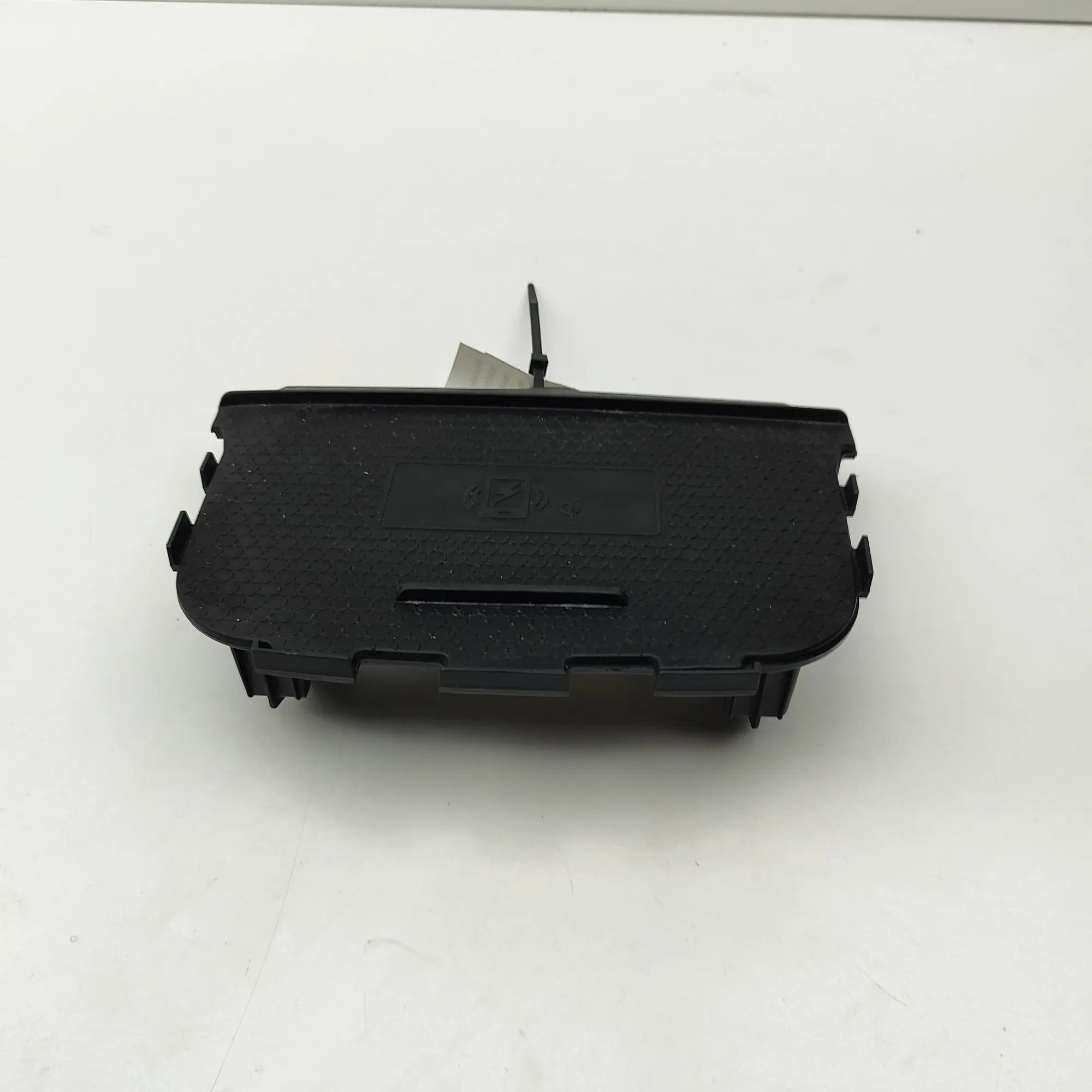 Nissan Juke Wireless charging pad Wireless charging pad — NISSAN JUKE (F16) (2019...