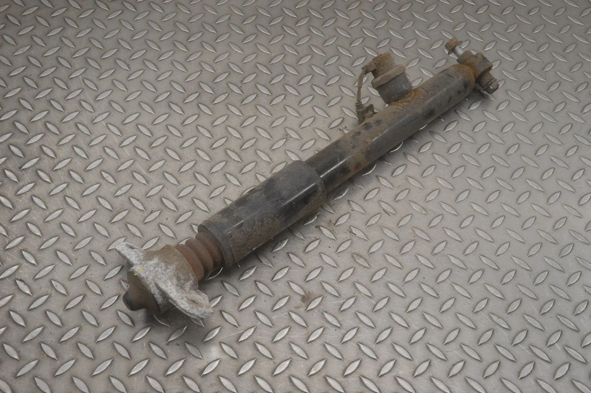 Kia Stinger Shock absorber — rear right Shock absorber — rear right — KIA STINGER (CK) ...