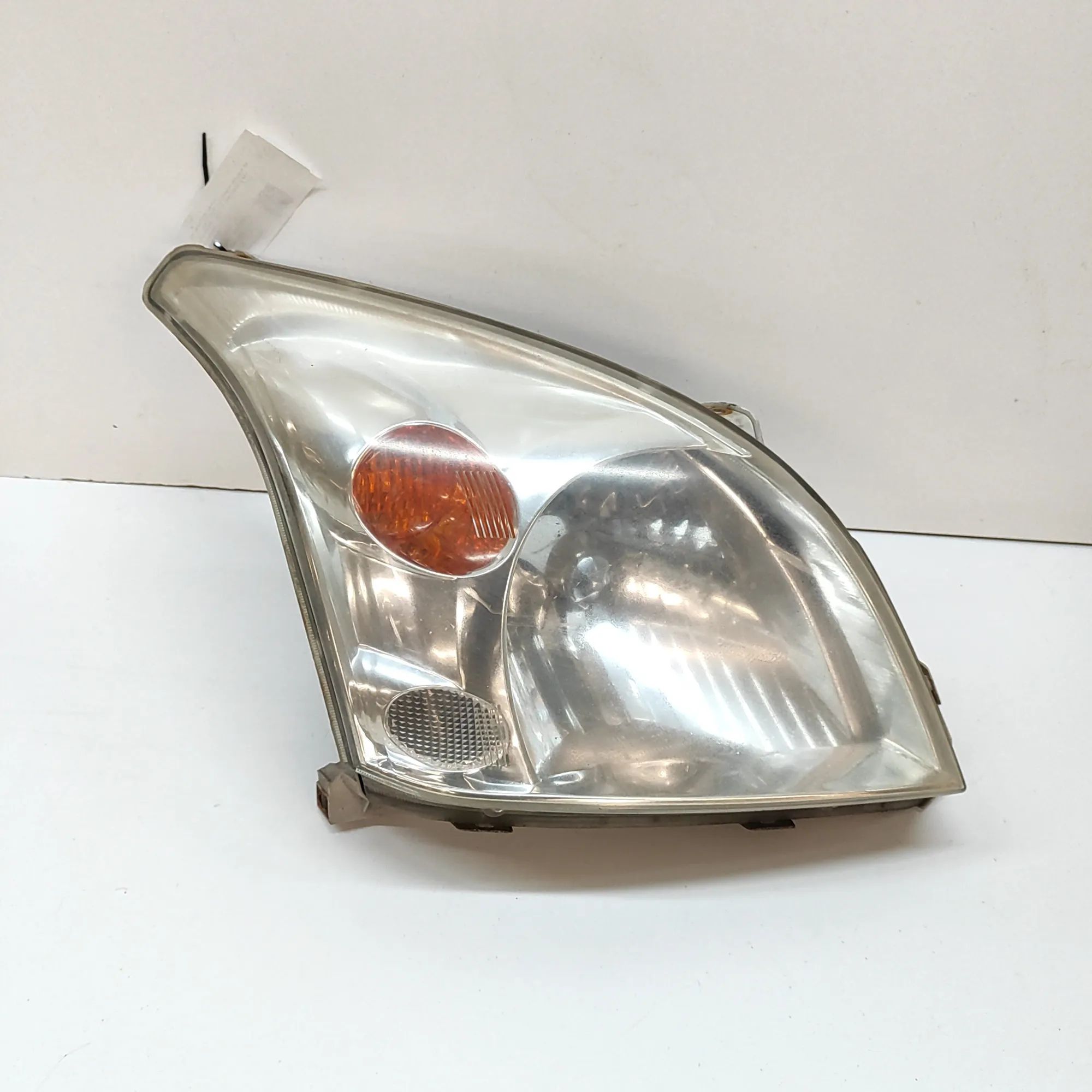 Toyota Land Cruiser 100 Front Right Headlight Front Right Headlight — TOYOTA LAND CRUISER (12...