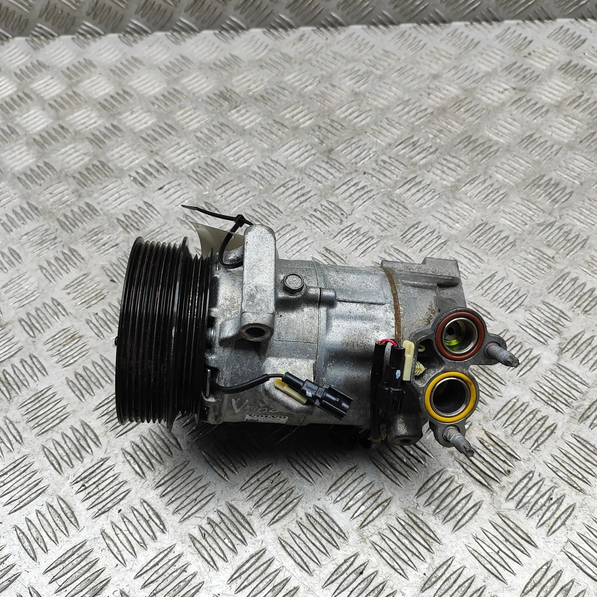 Volvo V60 Air-conditioning compressor Air-conditioning compressor — VOLVO V60 (II 225...