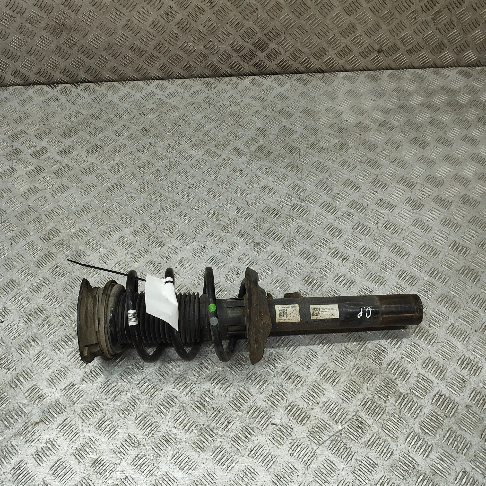 Volkswagen Caddy V Shock absorber — front right