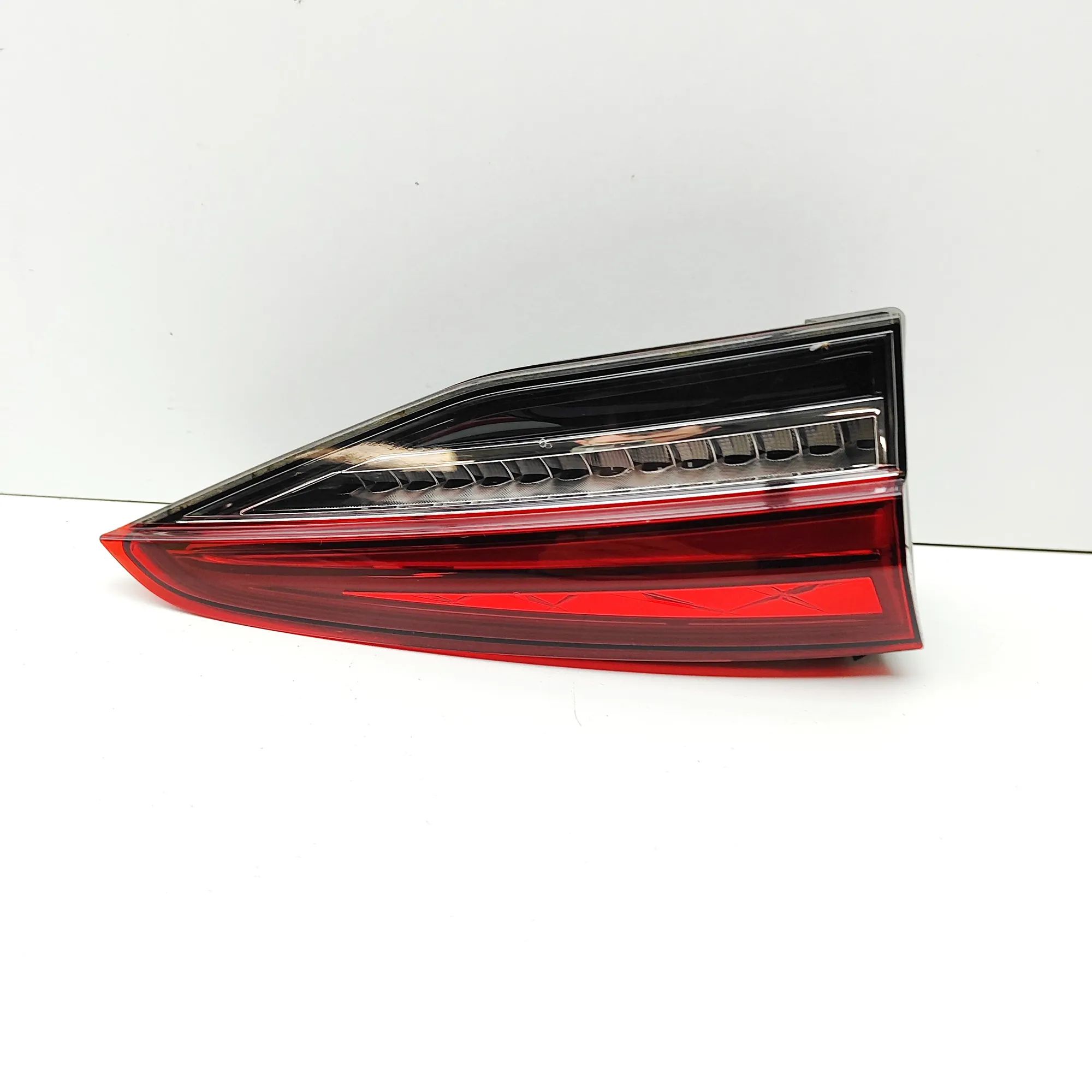 Skoda Octavia Left Side Tailgate Tail Light Left Side Tailgate Tail Light — SKODA OCTAVIA (...