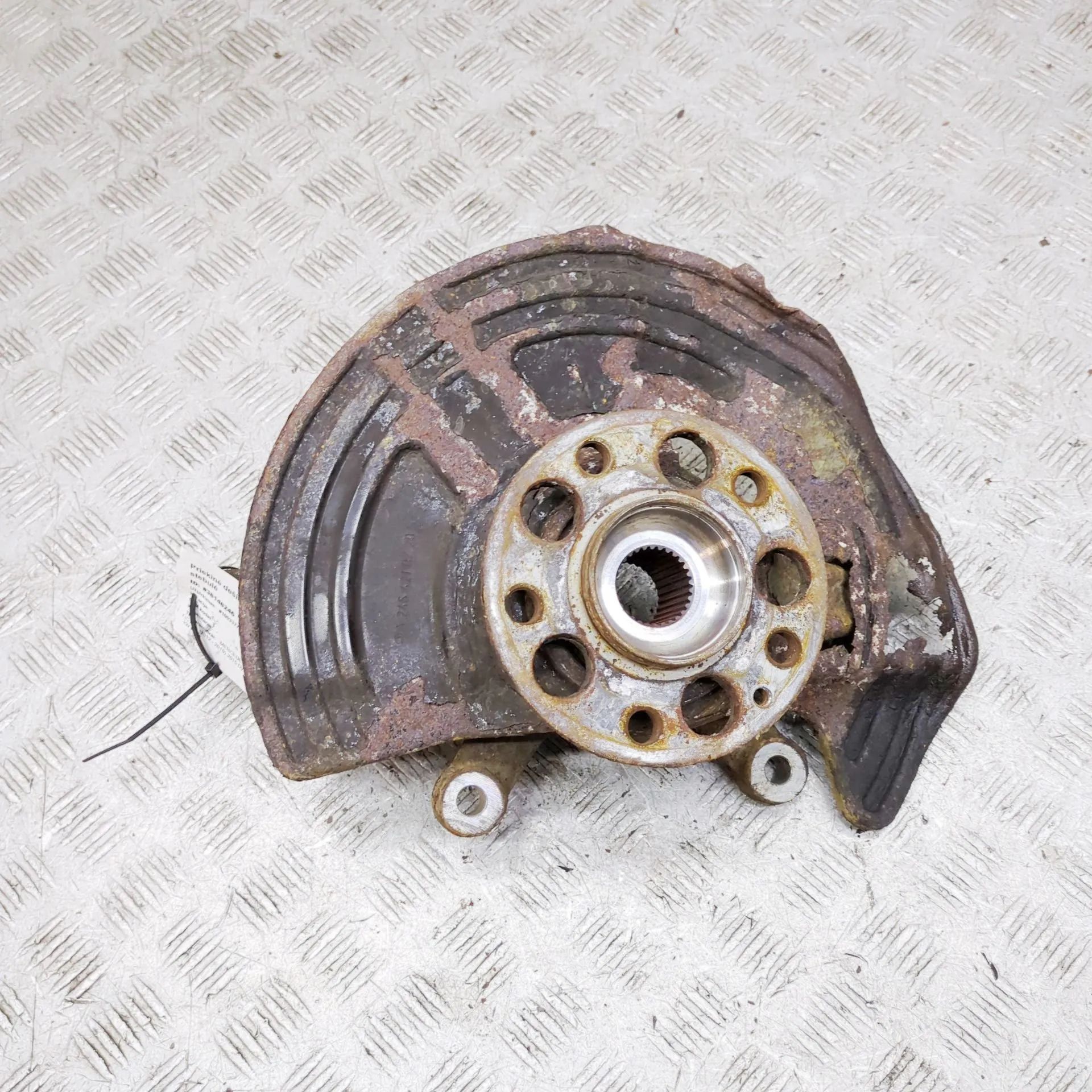 Mercedes-Benz CLA (C117) Front Left Wheel Hub Front Left Wheel Hub — MERCEDES BENZ CLA (Coupe...