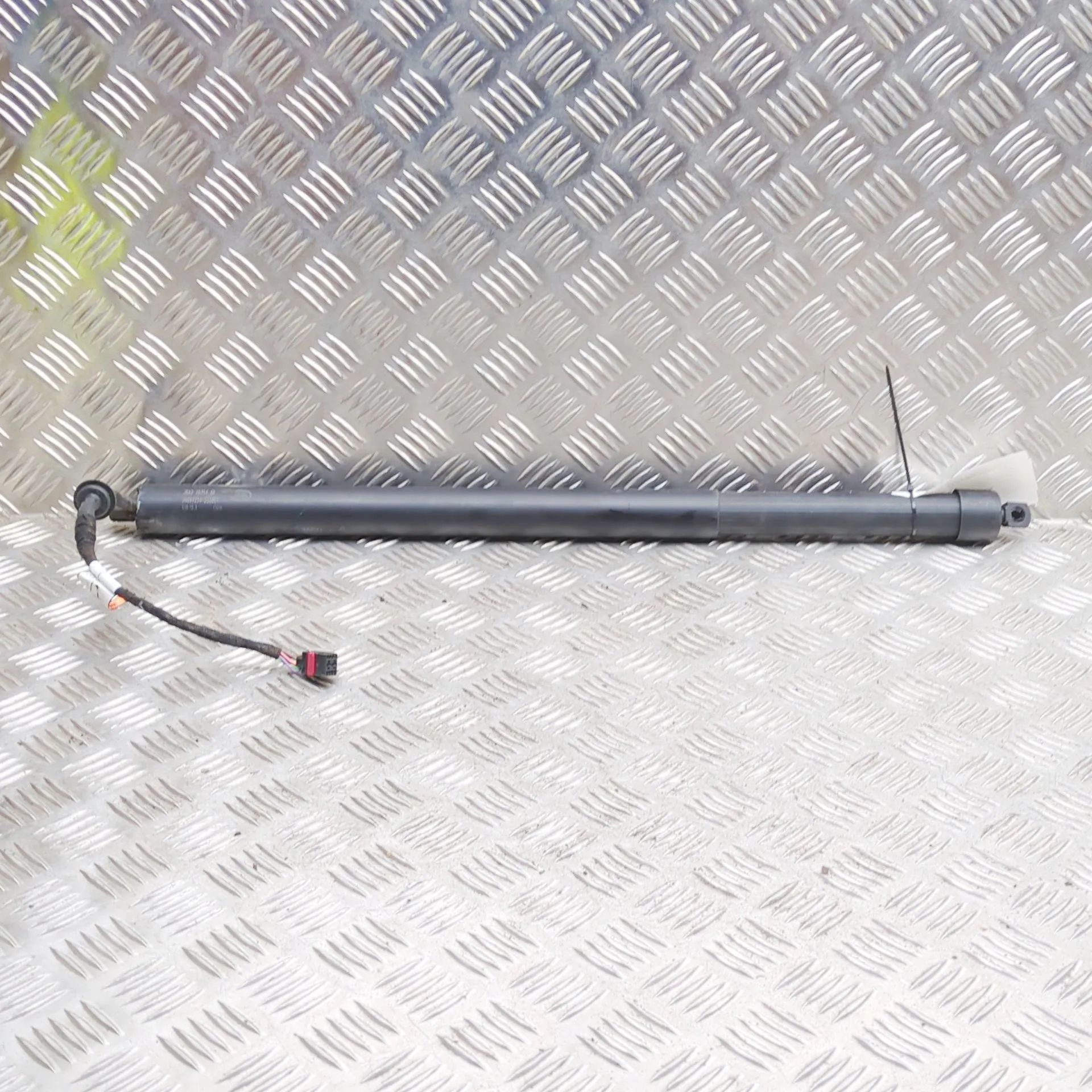 Land Rover Range Rover Velar Left Side Tailgate Gas Strut Left Side Tailgate Gas Strut — LAND ROVER RANGE...