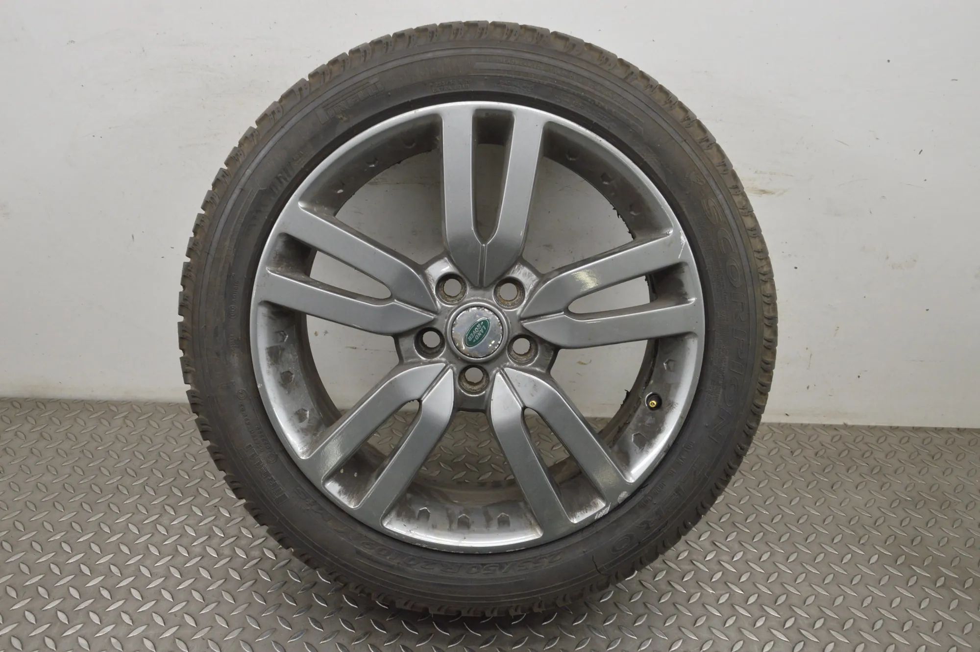 Land Rover Discovery Alloy Wheel Alloy wheel — LAND ROVER DISCOVERY (IV L319) (2...
