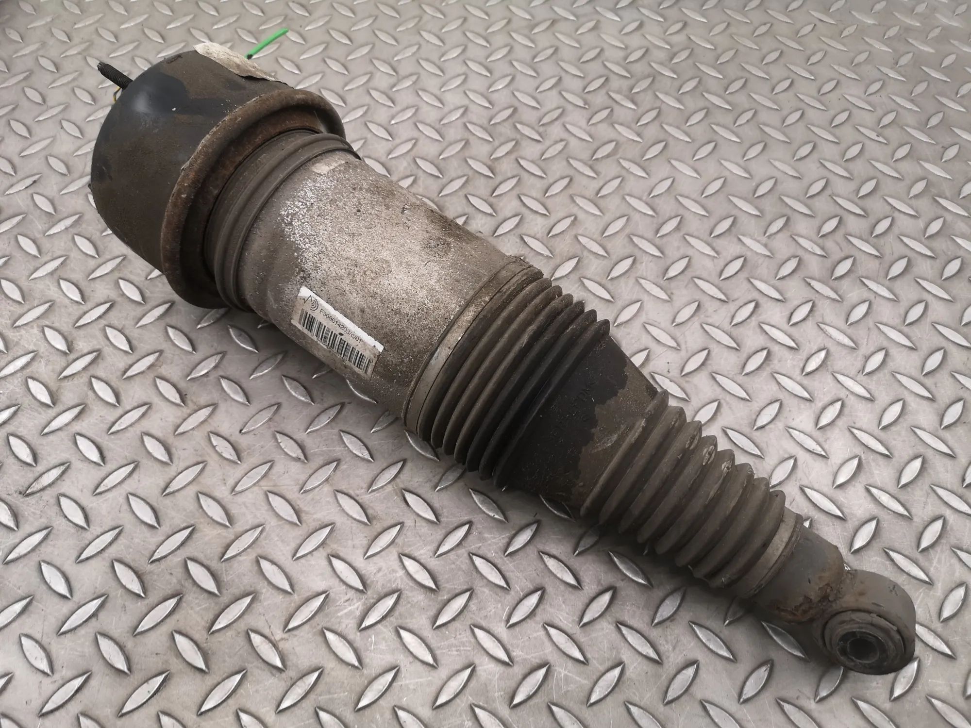 Jaguar XJ Rear Left Air Shock Absorber Rear Left Air Shock Absorber — JAGUAR XJ (X351)...