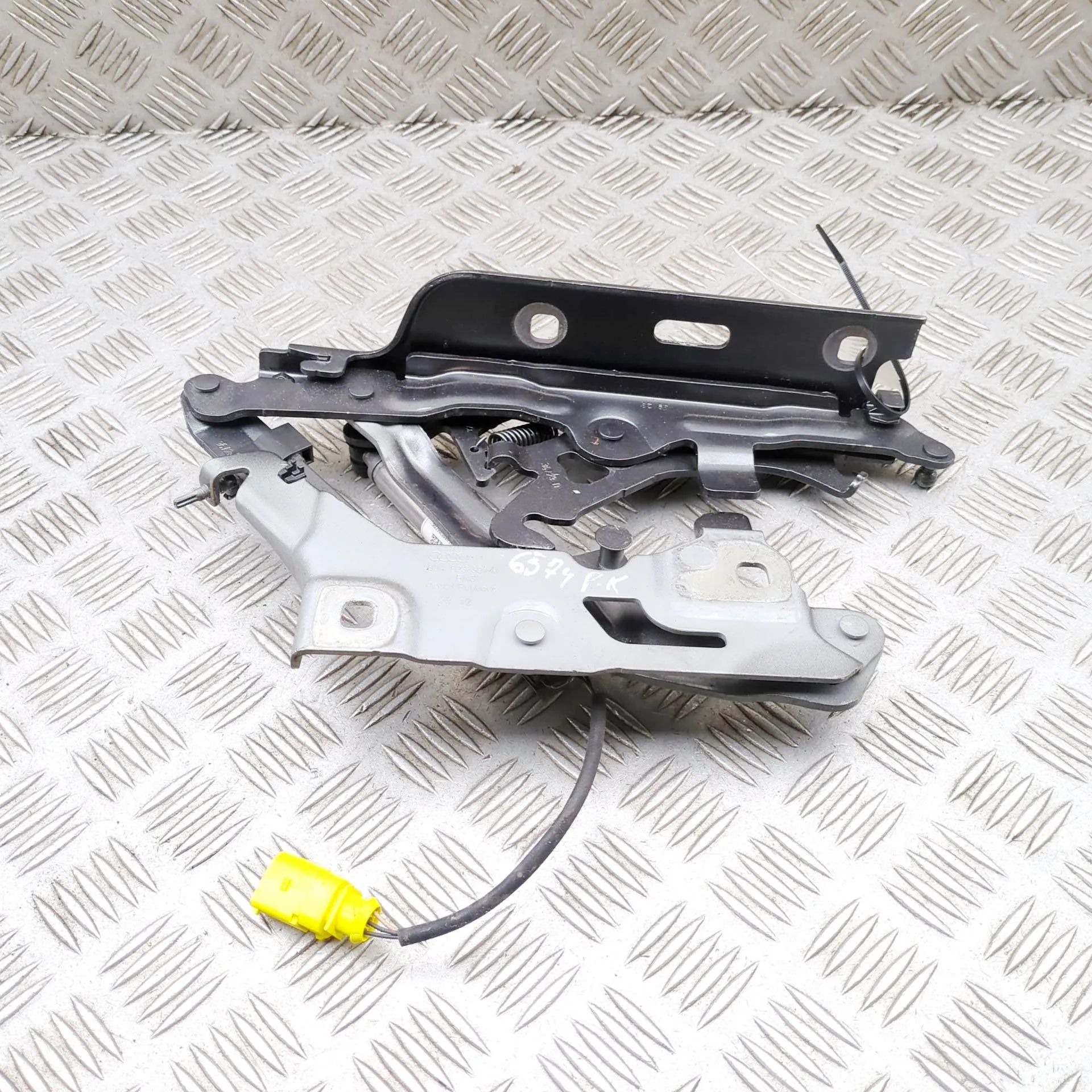 Audi Q3 (F3) Bonnet hinge — front left Bonnet hinge — front left — AUDI Q3 (Sportback ...