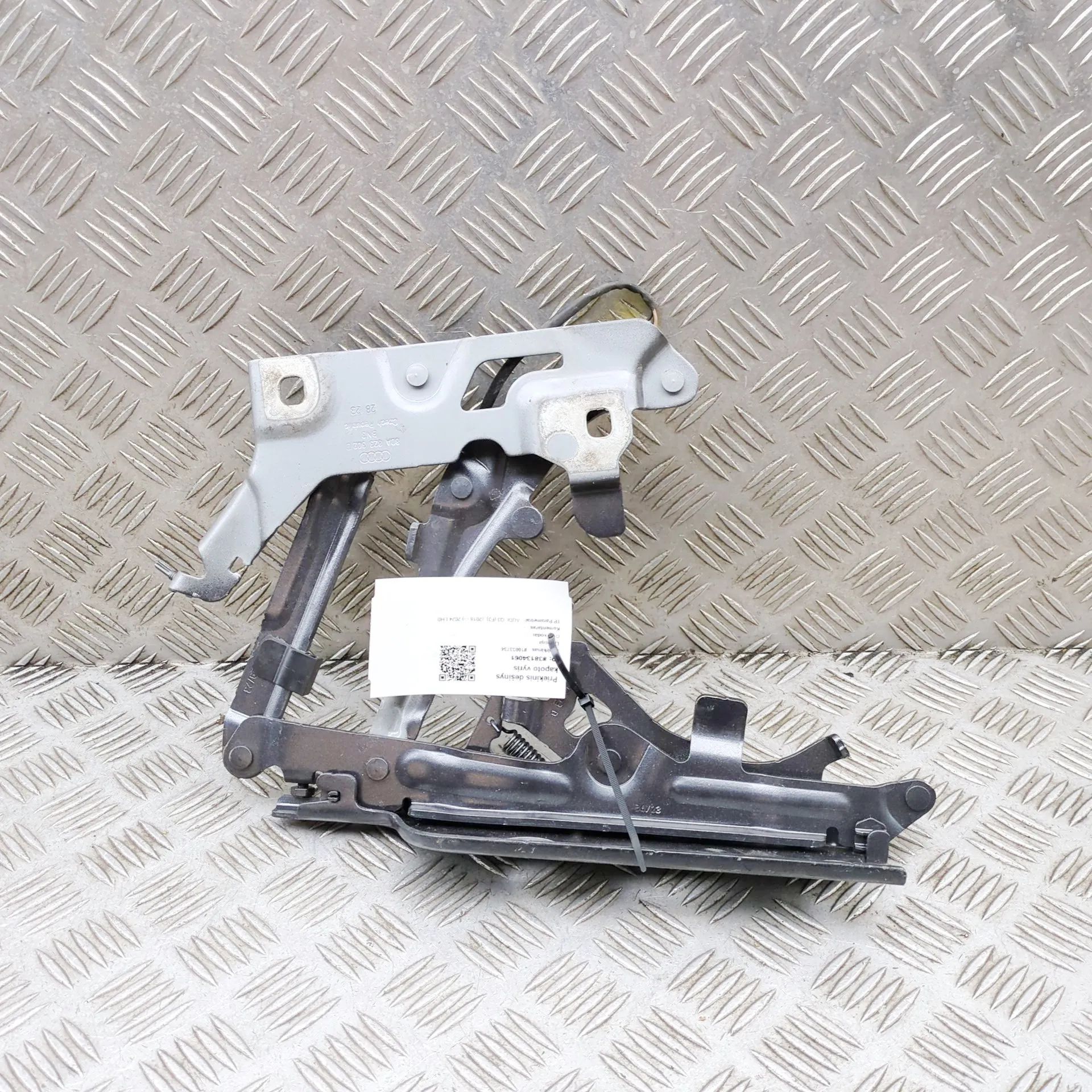 Audi Q3 (F3) Bonnet hinge — front right Bonnet hinge — front right — AUDI Q3 (Sportback...