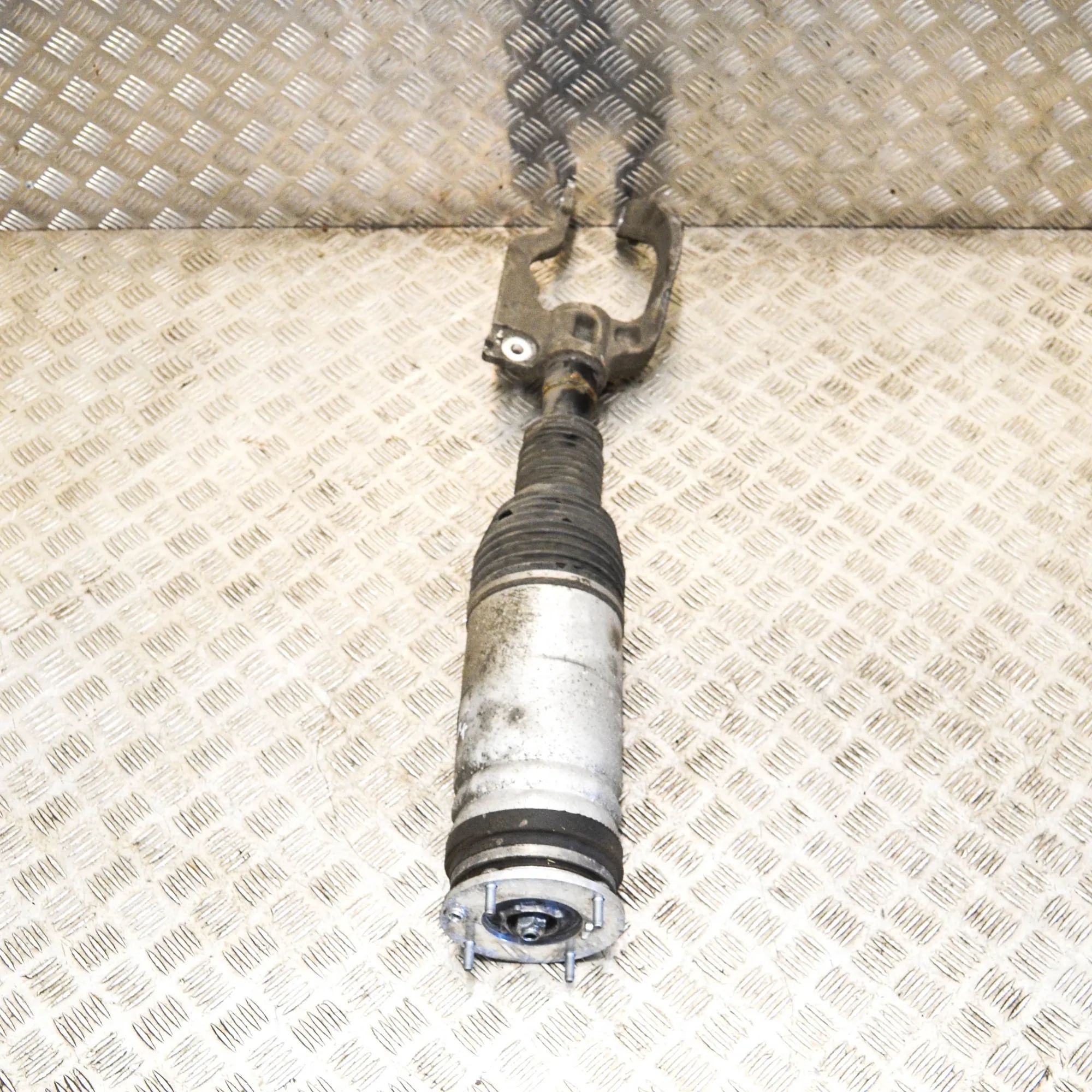 Land Rover Range Rover Sport (L494) Front Left Air Shock Absorber Front Left Air Shock Absorber — LAND ROVER RANG...