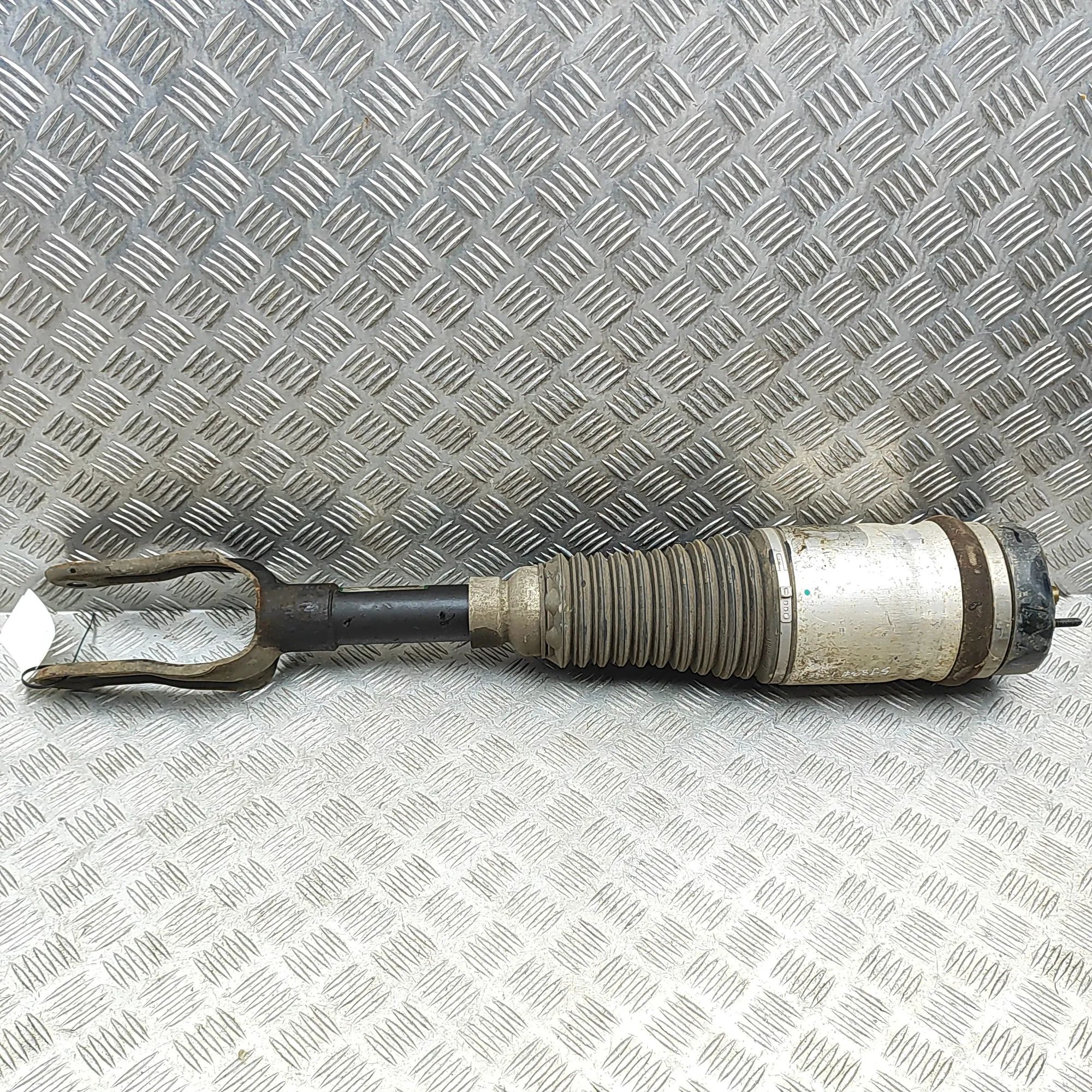 Jeep Grand Cherokee (WK) Front Left Air Shock Absorber Front Left Air Shock Absorber — JEEP GRAND CHER...
