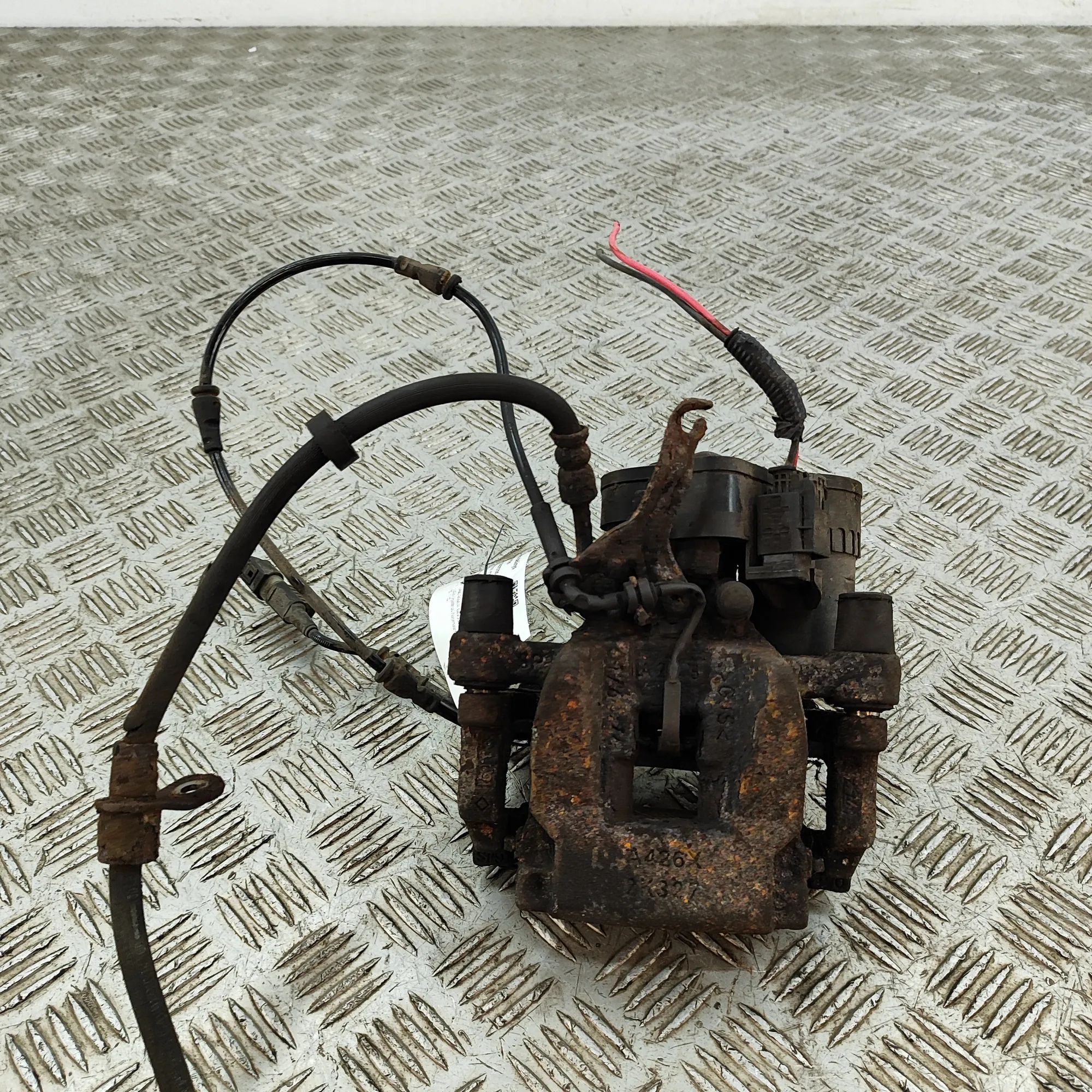 Land Rover Discovery Sport Brake caliper — rear right Brake caliper — rear right — LAND ROVER DISCOVE...
