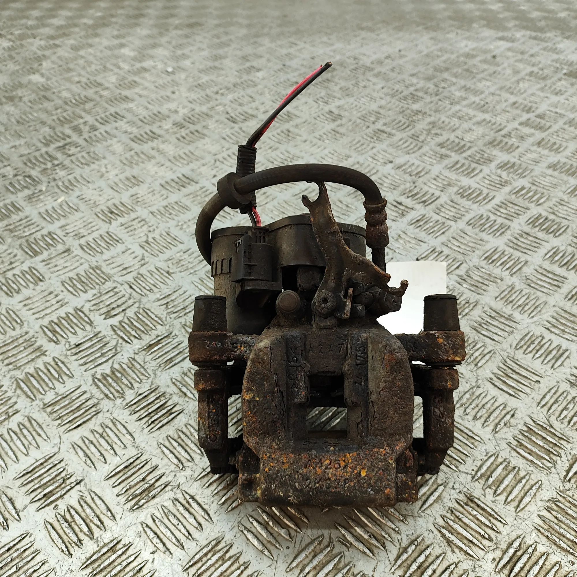 Land Rover Discovery Sport Brake caliper — rear left Brake caliper — rear left — LAND ROVER DISCOVER...
