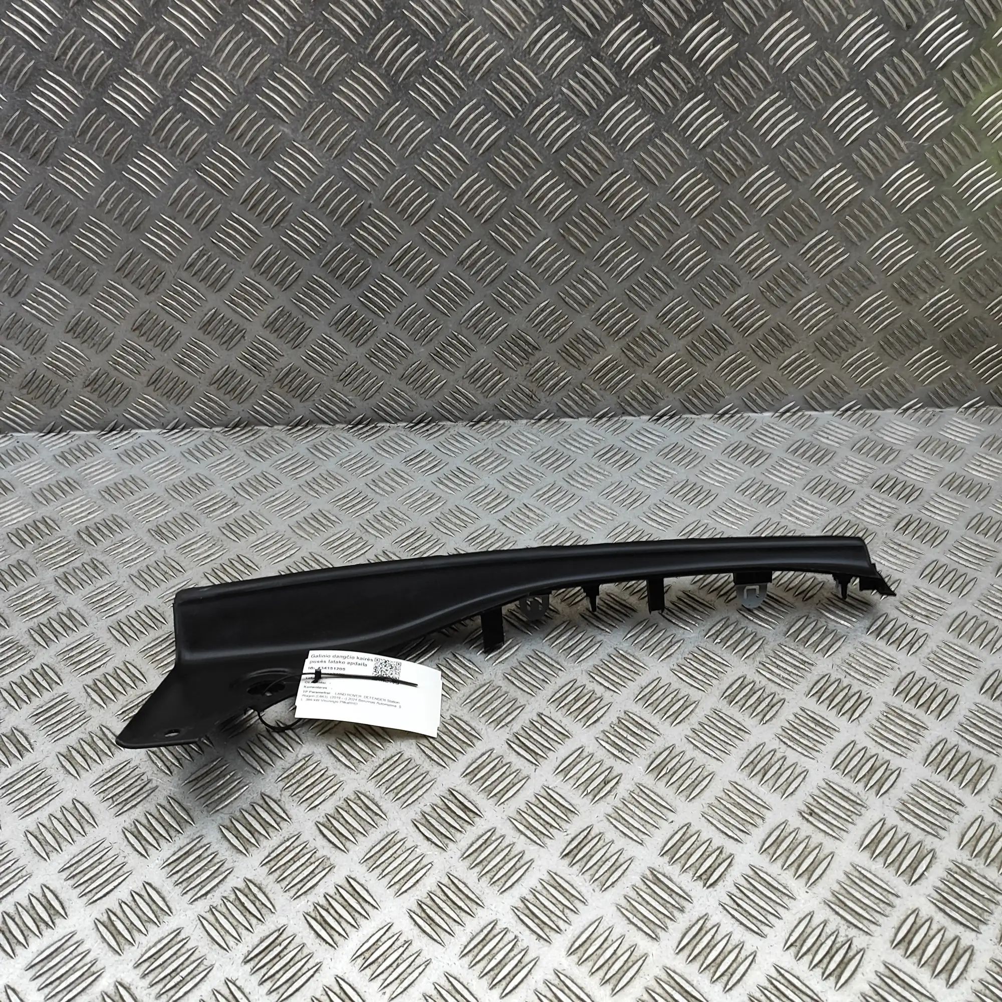 Land Rover Defender Tailgate drip rail trim — left Tailgate drip rail trim — left — LAND ROVER DEF...
