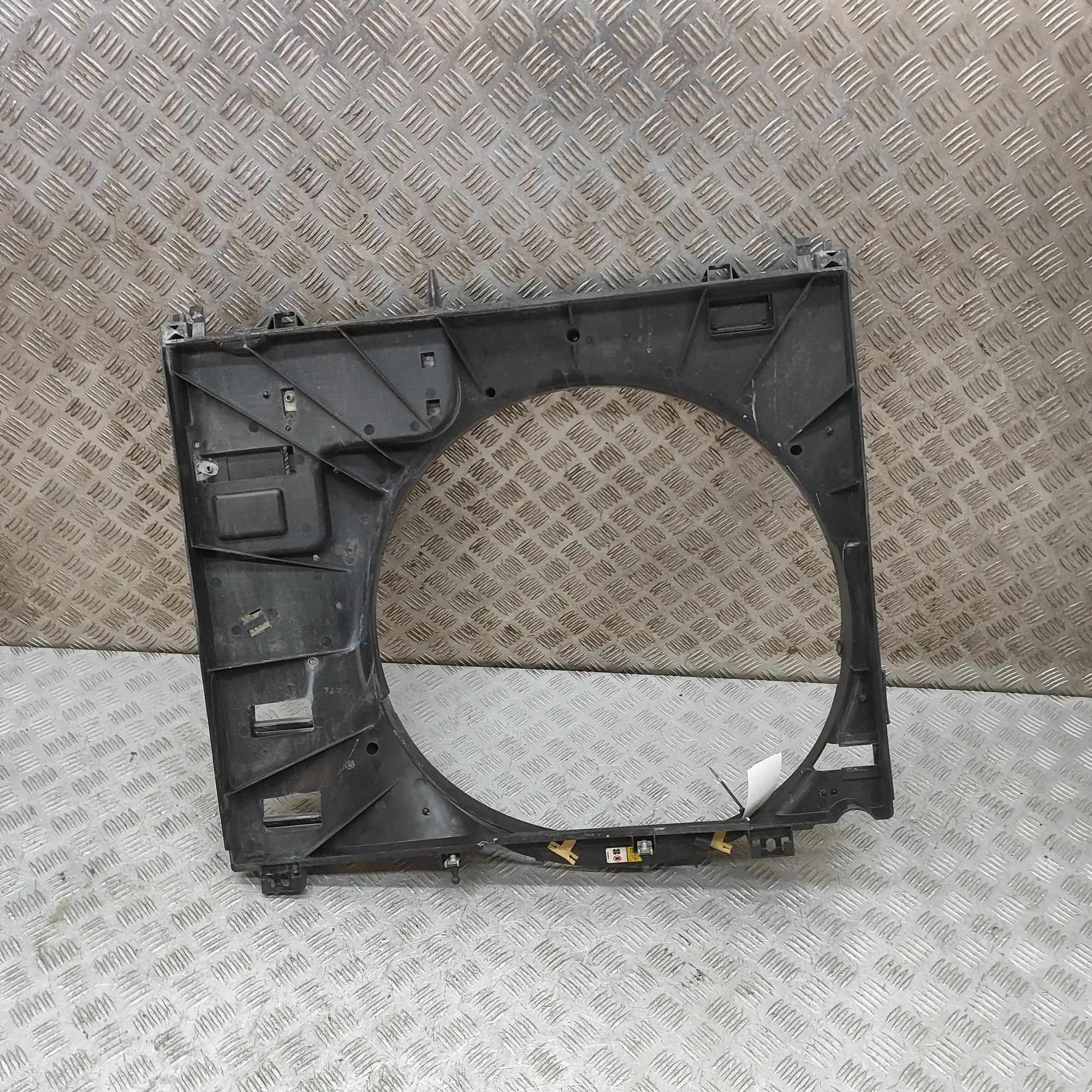 Land Rover Range Rover Sport (L494) Radiator Air Guide Duct Radiator Air Guide Duct — LAND ROVER RANGE ROVE...