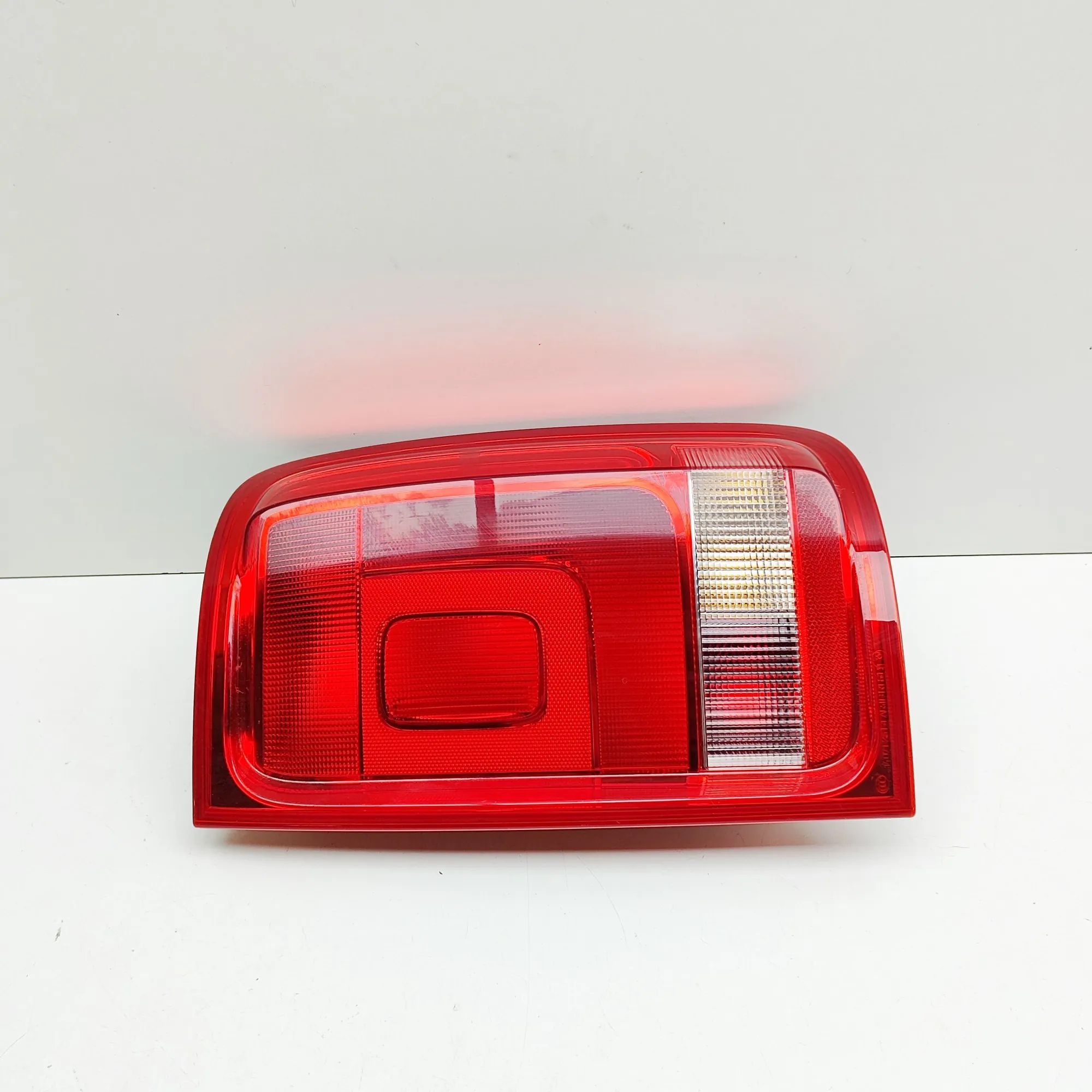 Volkswagen Amarok Rear Right Tail Light Rear Right Tail Light — VW AMAROK (2H_, S1B) (2...