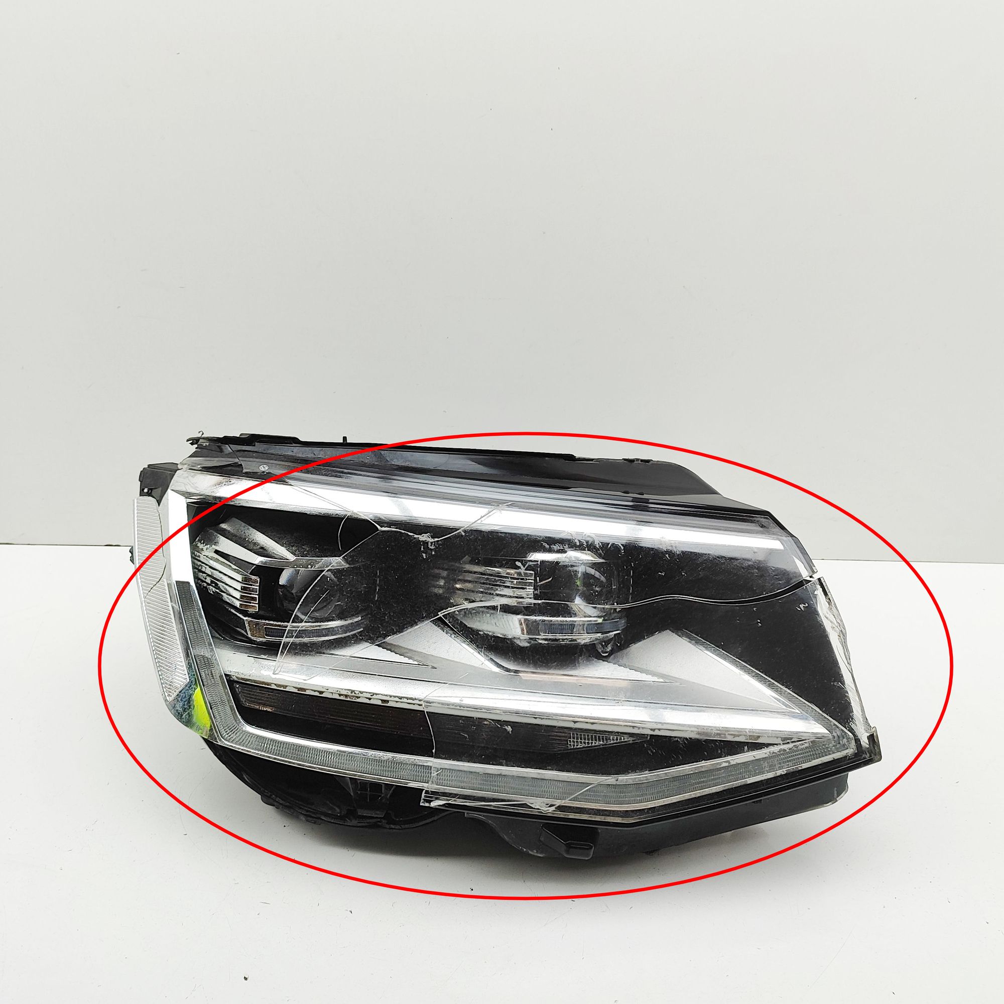 Volkswagen Transporter (T6, Caravelle, Multivan) Front Right Headlight Front Right Headlight — VW TRANSPORTER (VI T6 M...