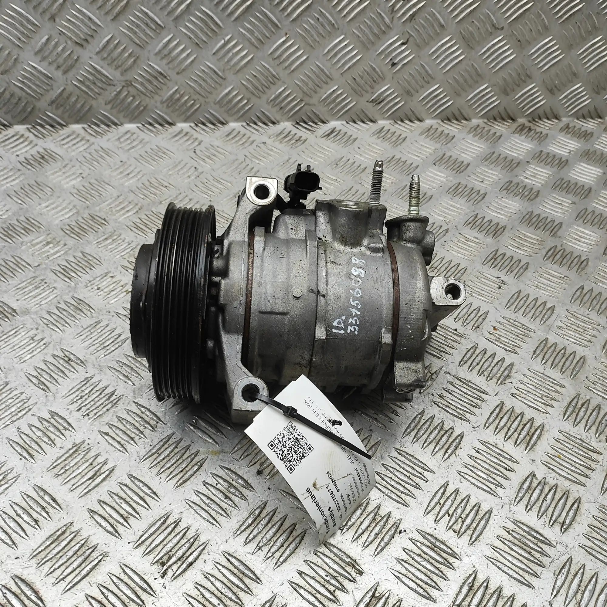 Jeep Grand Cherokee (WK) Air-conditioning compressor Air-conditioning compressor — JEEP GRAND CHEROK...