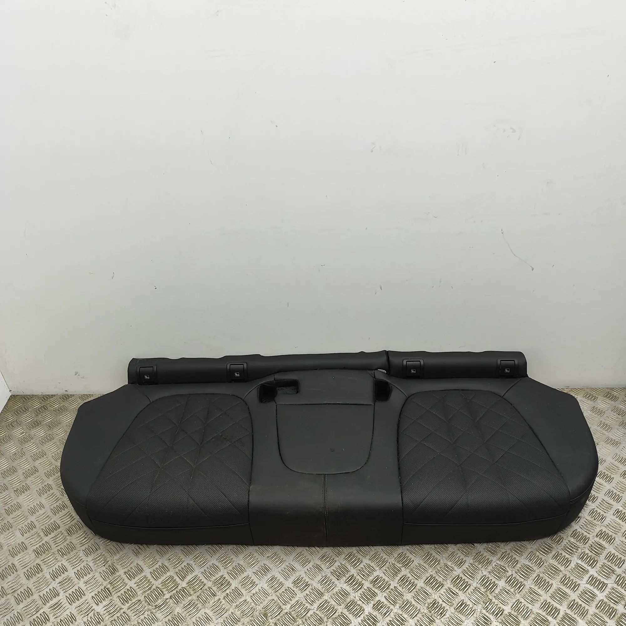 BMW X5 (G05) Takapenkki Rear seat — BMW X5 (G05) (2018-...) — 9495823

...