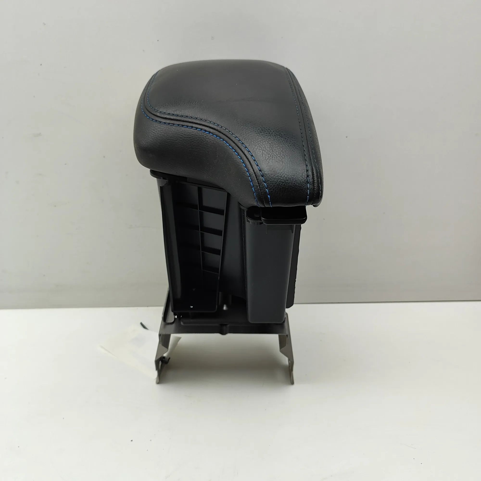 Nissan Leaf подлокотник Armrest — NISSAN LEAF (ZE1) (2017-...) — 96910-...