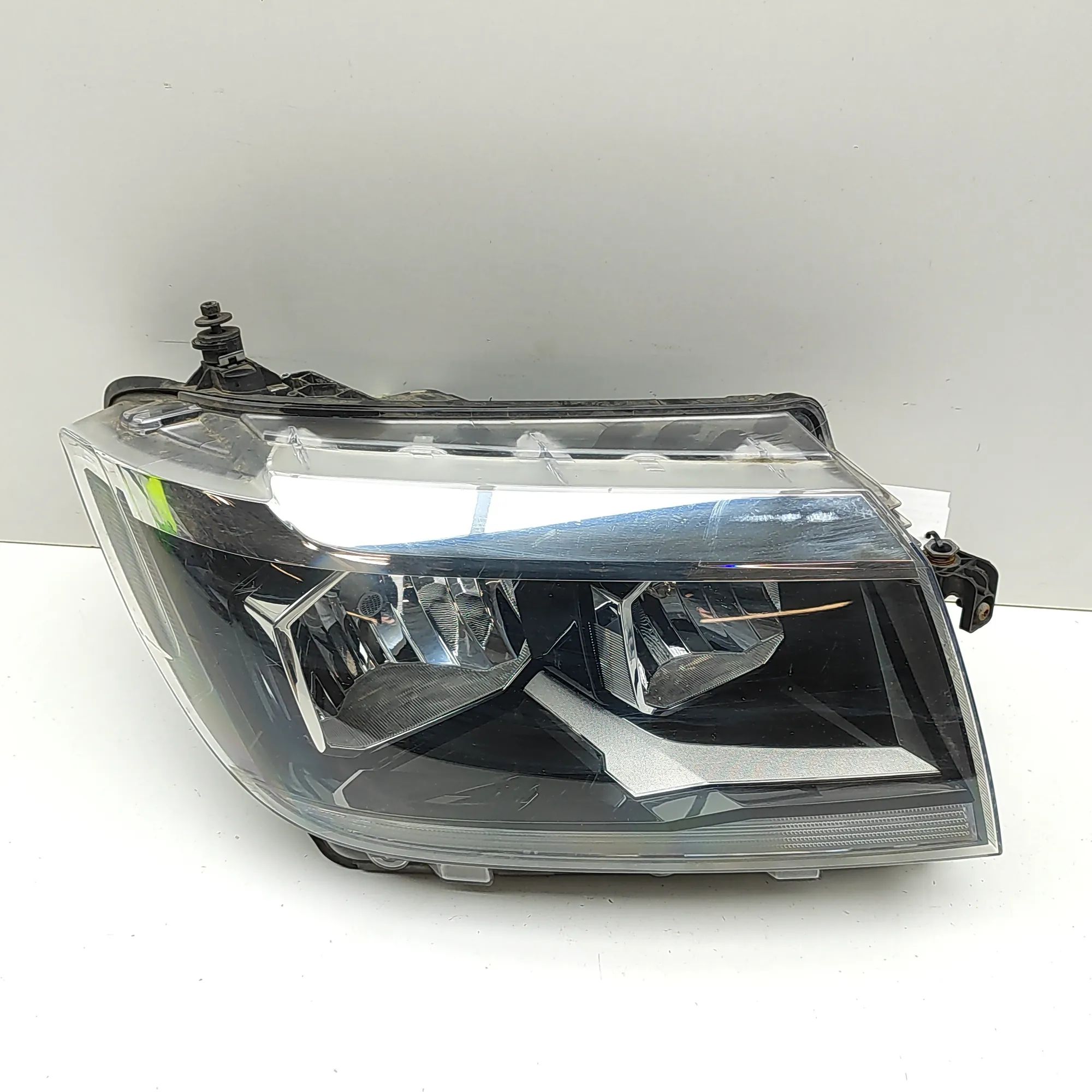 Volkswagen Crafter Front Right Headlight Front Right Headlight — VW CRAFTER (Platform/ch...