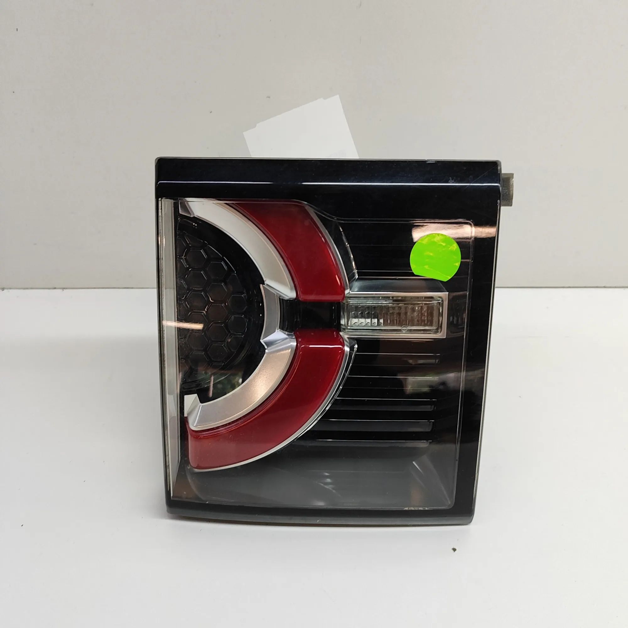 Land Rover Discovery Sport Left Side Tailgate Tail Light Left Side Tailgate Tail Light — LAND ROVER DISC...