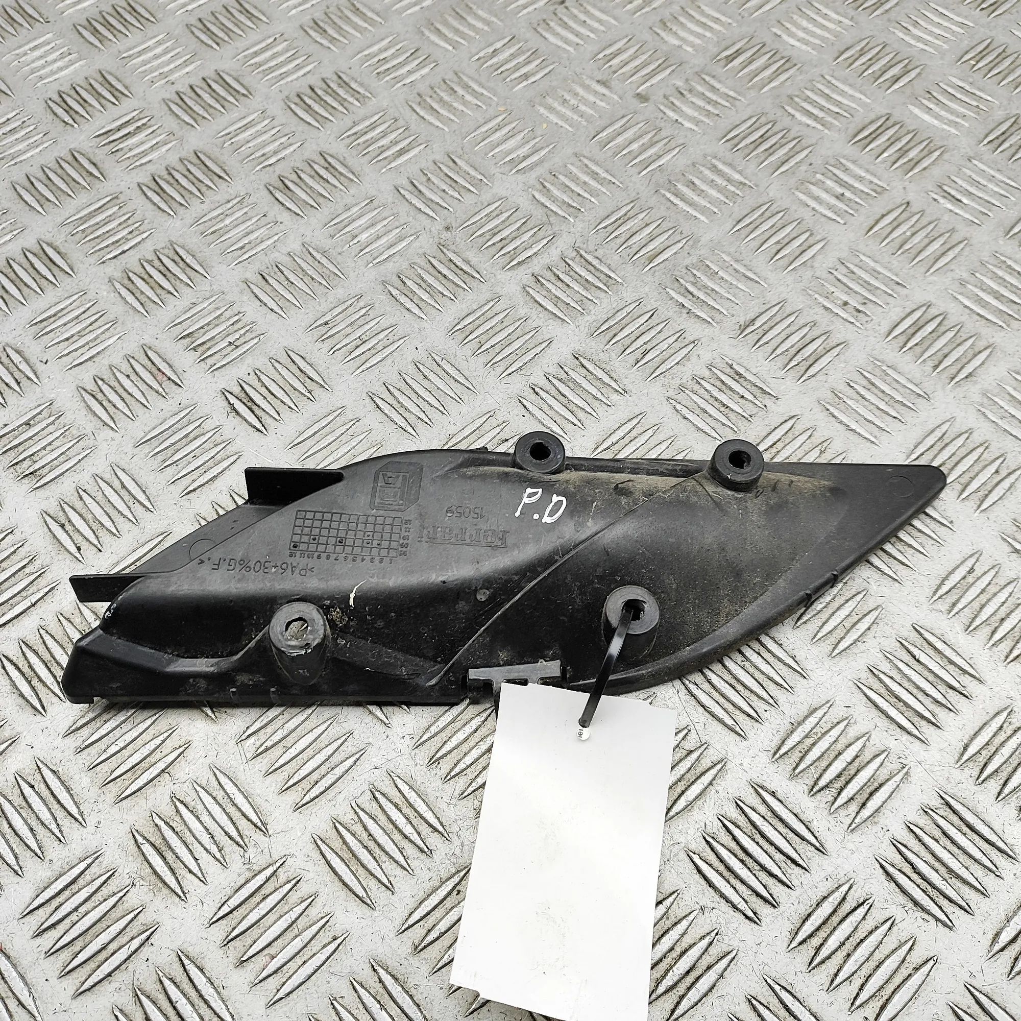 Ferrari California Bracket Bracket — FERRARI CALIFORNIA (2008-...) — 82036...
