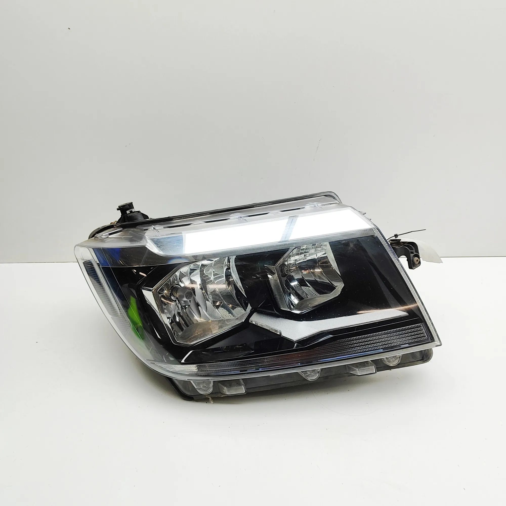 Volkswagen Crafter Front Right Headlight Front Right Headlight — VW CRAFTER (Van SY_) (2...
