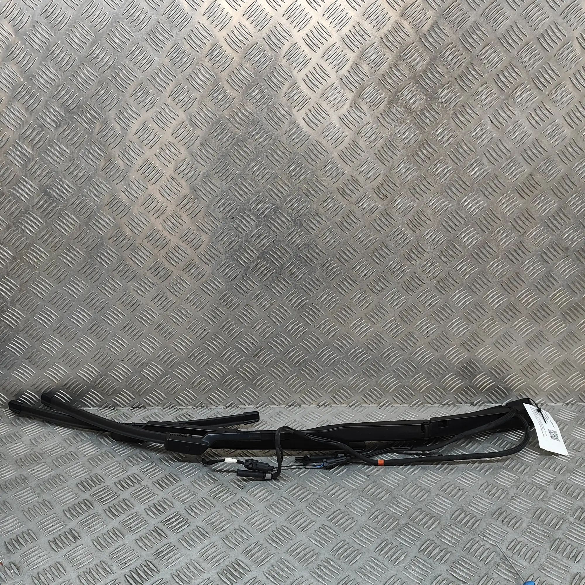 Land Rover Range Rover Sport (L461) Front Wiper Arms Front Wiper Arms — LAND ROVER RANGE ROVER SPORT...