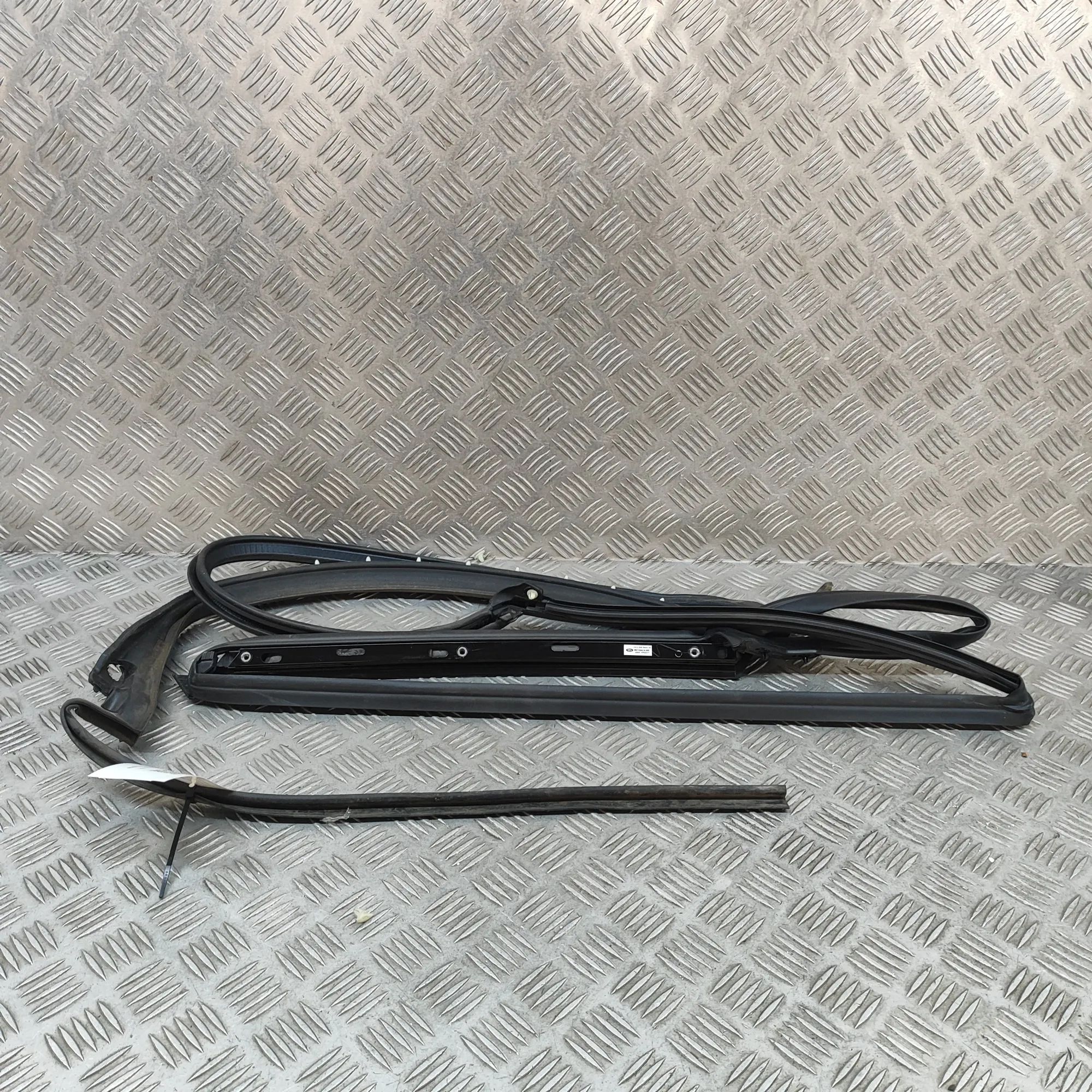 Land Rover Range Rover Sport (L461) Vertical door trim — rear right Vertical door trim — rear right — LAND ROVER RA...