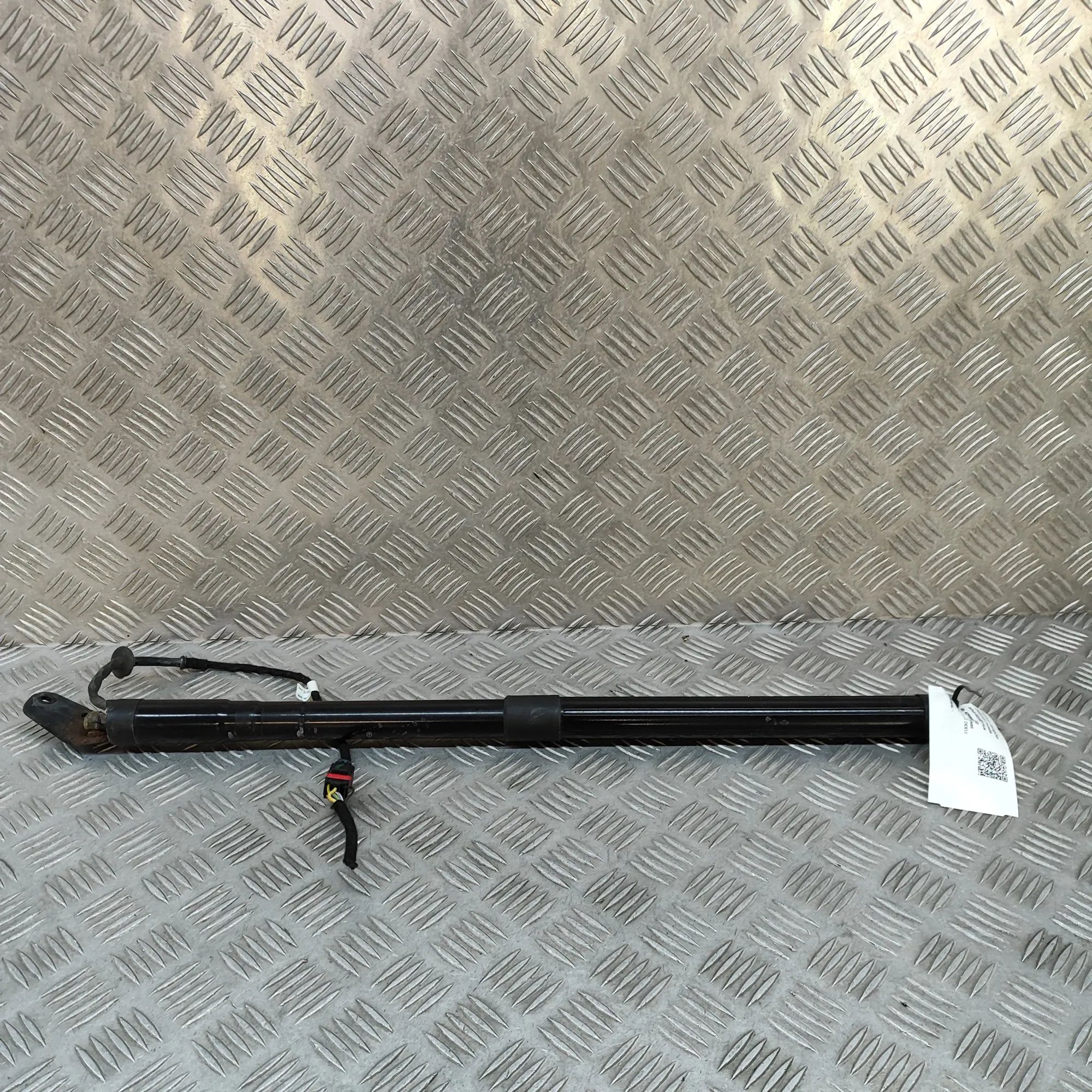 Porsche Cayenne Right Side Tailgate Gas Strut Right Side Tailgate Gas Strut — PORSCHE CAYENNE...