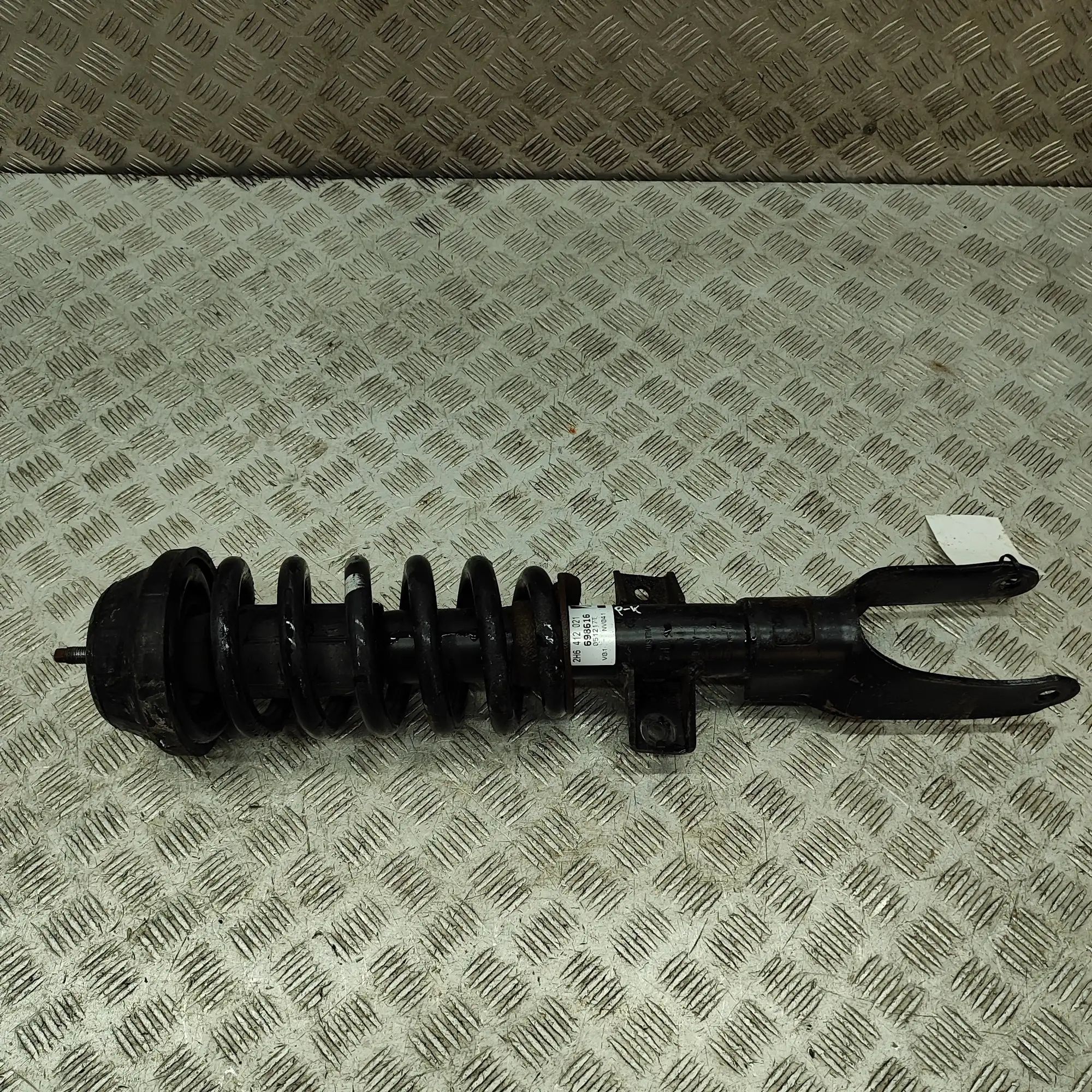 Volkswagen Amarok Shock absorber — front left Shock absorber — front left — VW AMAROK (2H_, S...