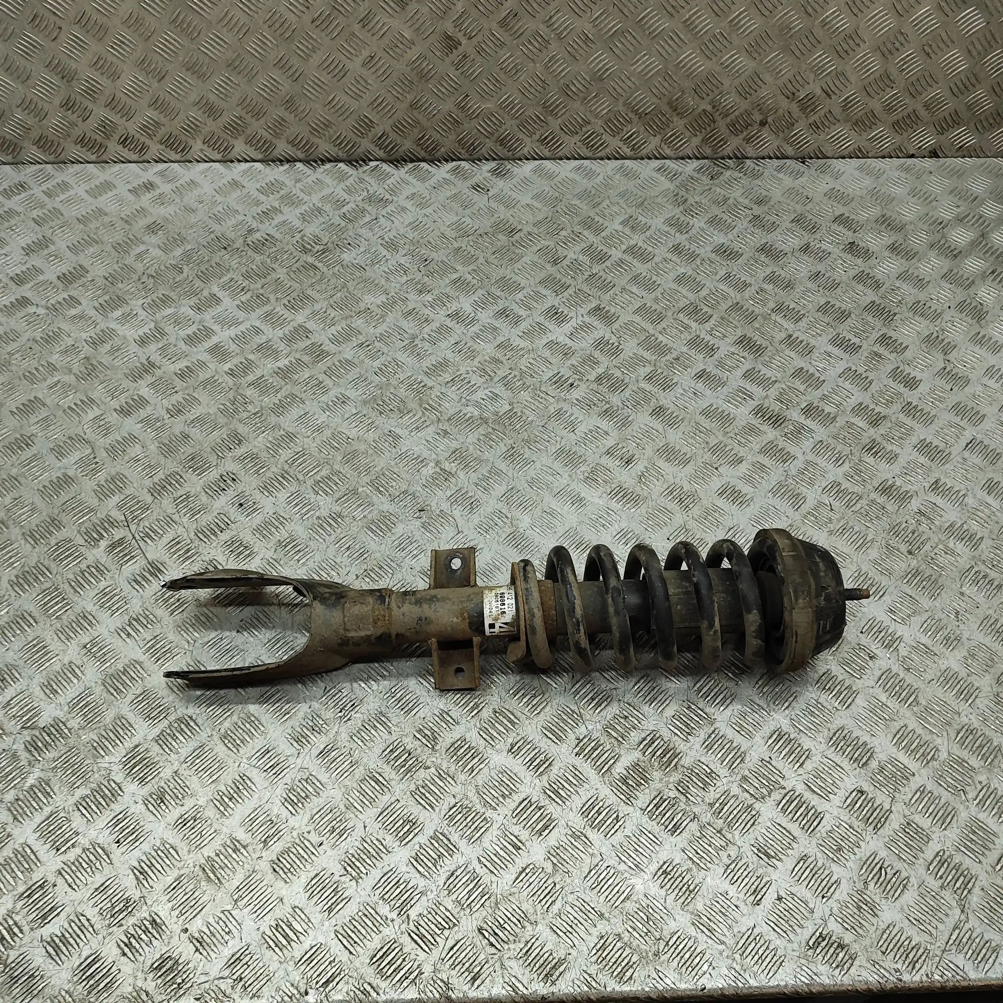 Volkswagen Amarok Shock absorber — front left Shock absorber — front left — VW AMAROK (2H_, S...
