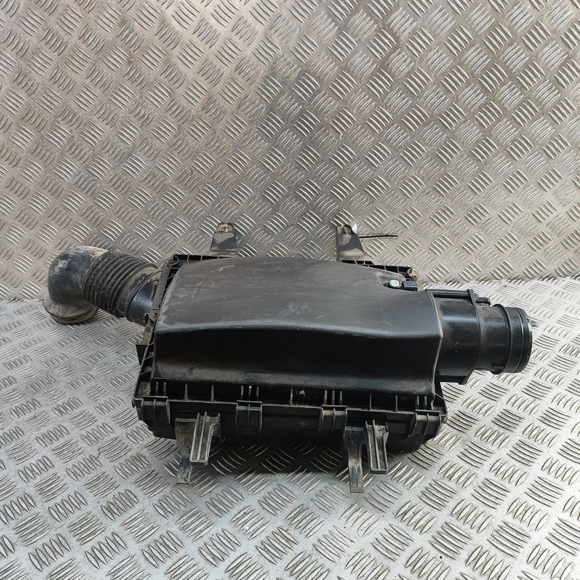 Volkswagen Crafter Air filter box  Air Filter Box — VW CRAFTER (30-50 Van 2E_) (20...