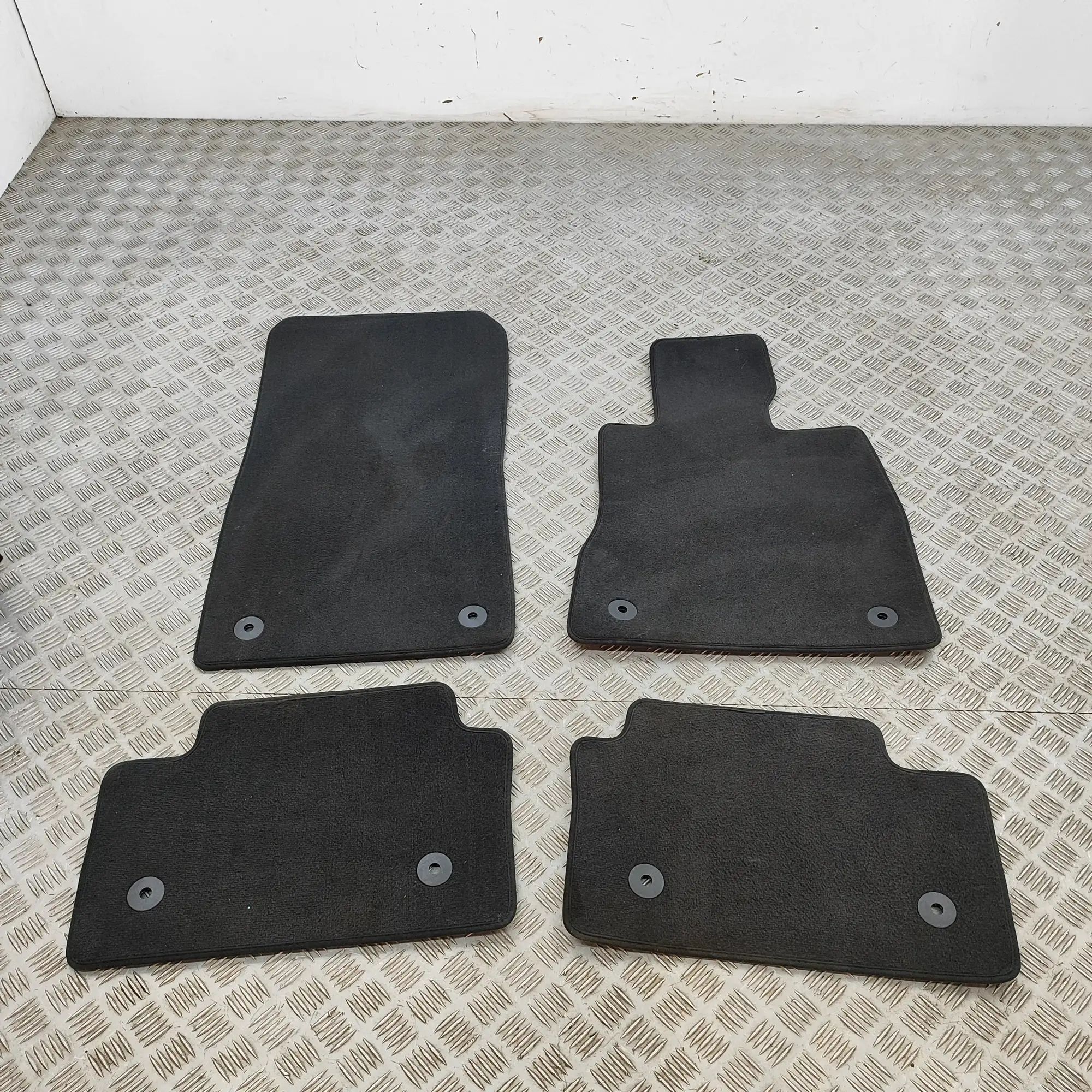 BMW 5 / i5 (G60 / G61) Floor Mat Set Floor mat set — BMW 5 SERIES (G60) (2023-PRESEN...