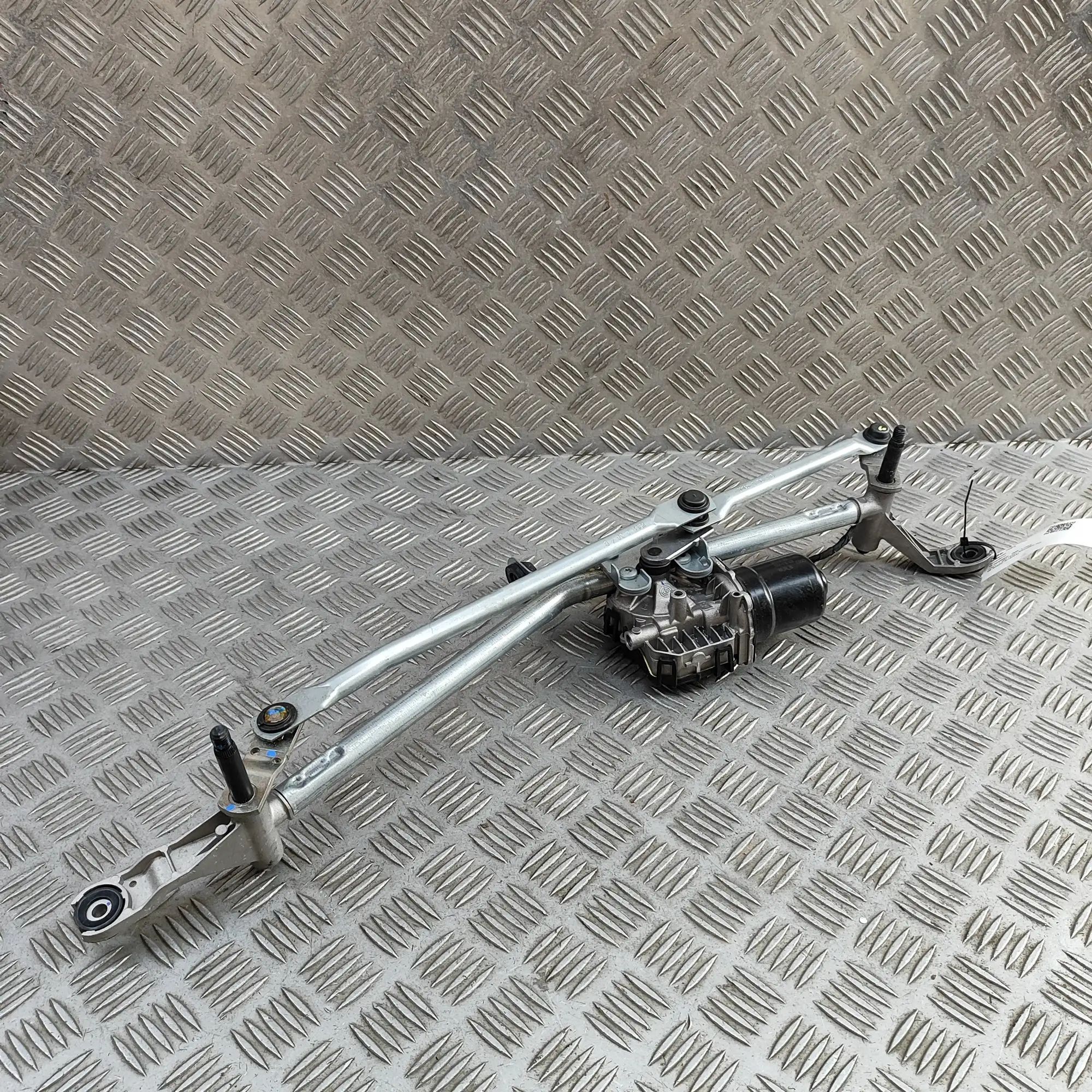 BMW 5 / i5 (G60 / G61) Front Windshield Wiper Mechanism Front Windshield Wiper Mechanism — BMW 5 SERIES...