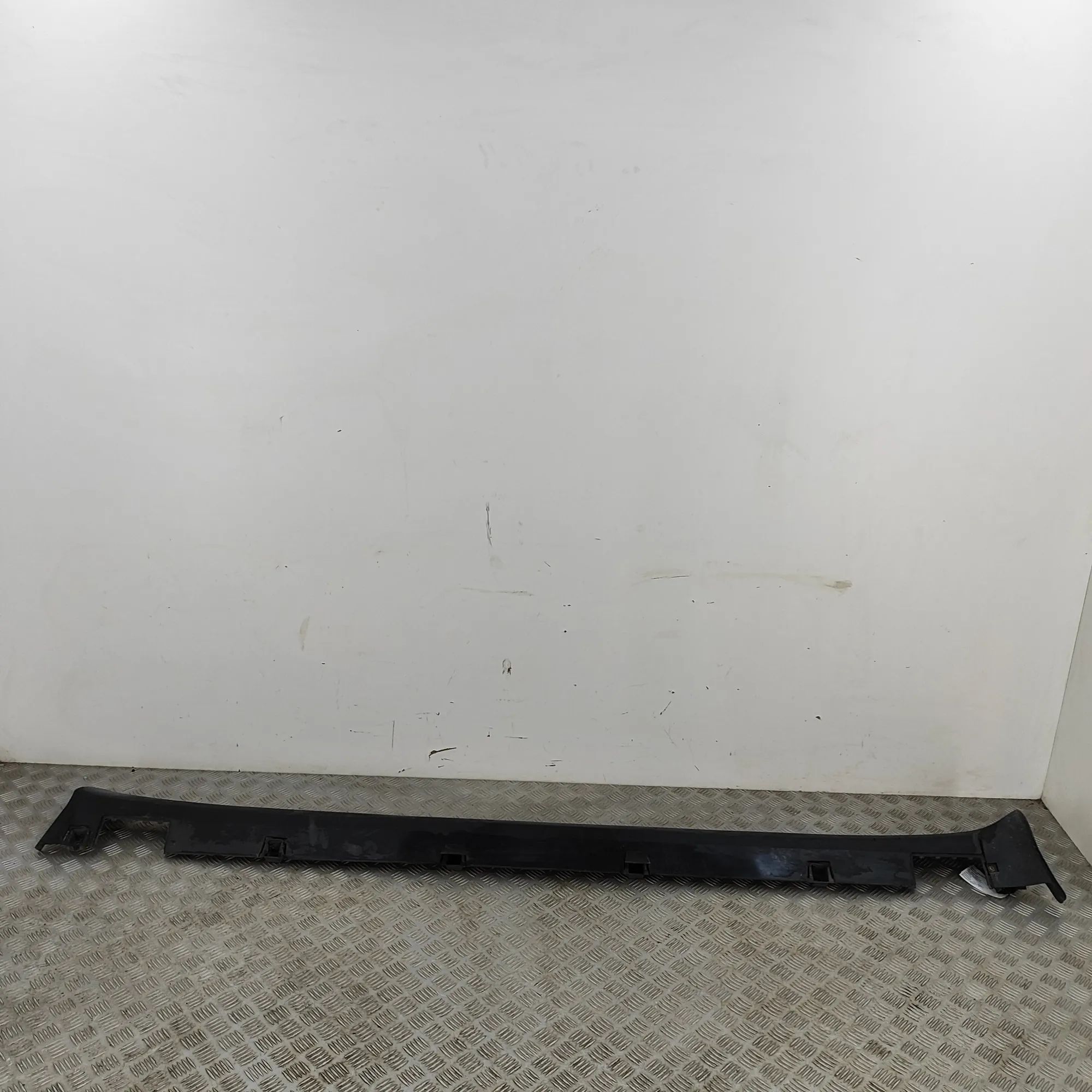 Tesla Model X Left Side Plastic Sideskirt Cover Left Side Plastic Sideskirt Cover — TESLA MODEL...