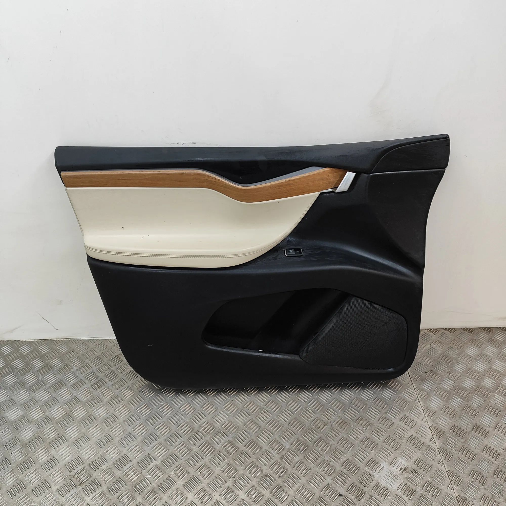 Tesla Model X Front Left Door Panel Front Left Door Panel — TESLA MODEL X (2013-......