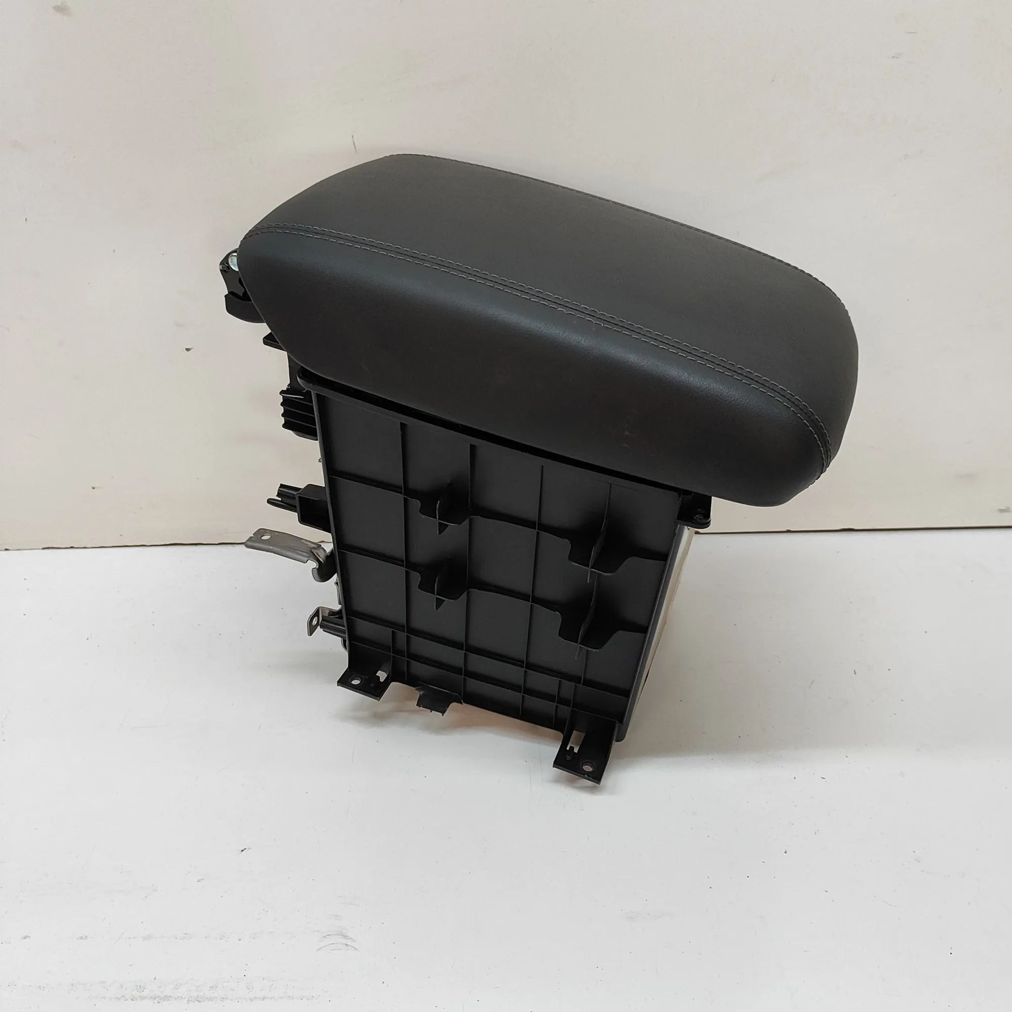 Hyundai Santa Fe Käsinoja Armrest — HYUNDAI SANTA (FÉ IV TM) (2018-...) —...