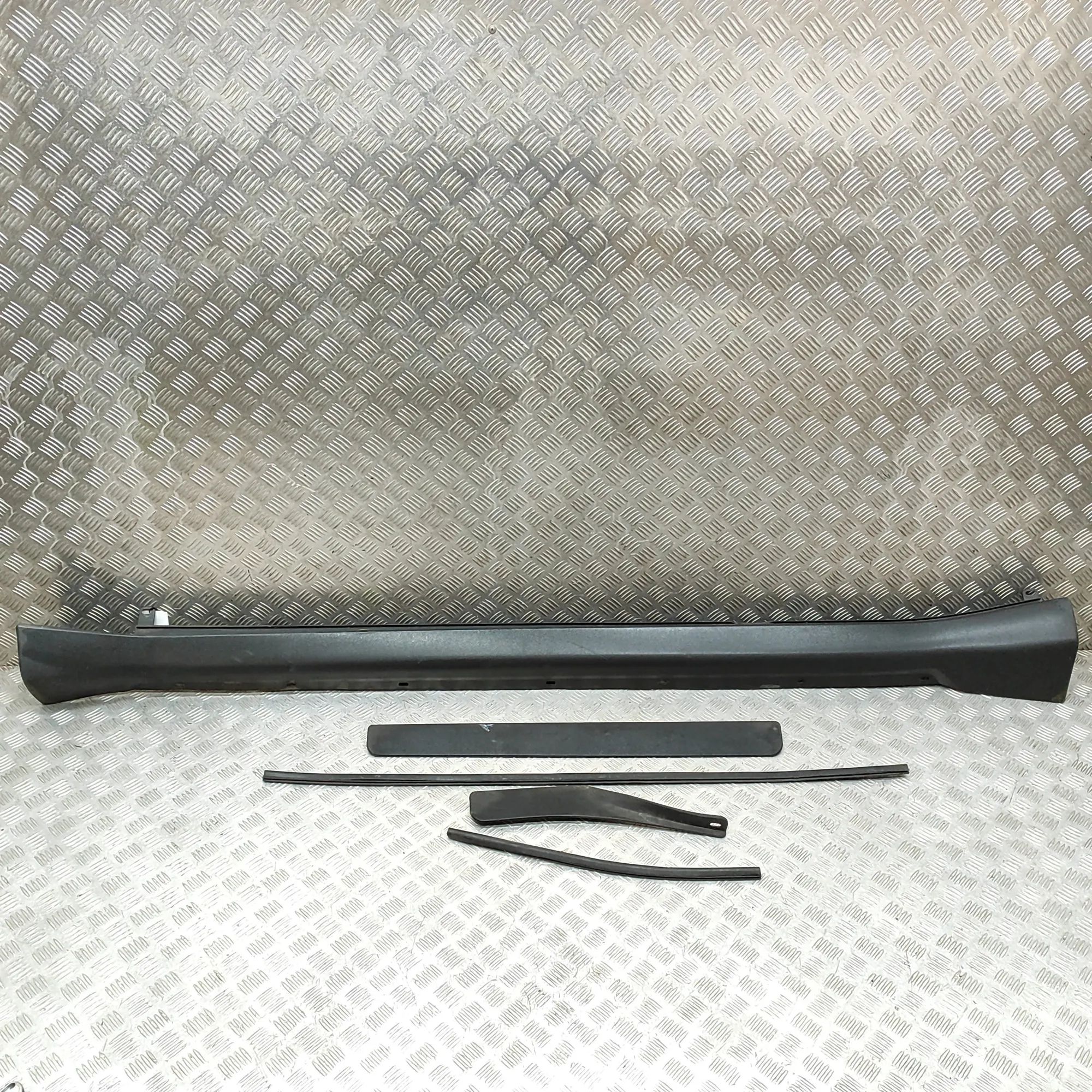 Chevrolet TrailBlazer Left Side Plastic Sideskirt Cover Left Side Plastic Sideskirt Cover — CHEVROLET T...