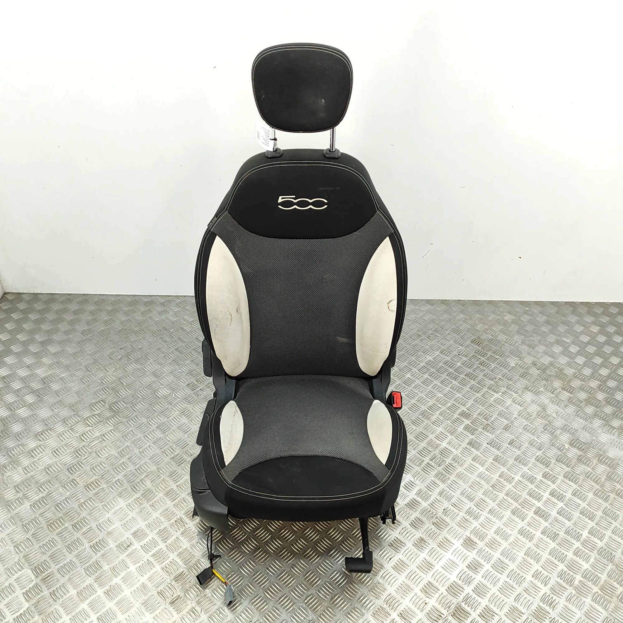 Fiat 500L (351, 352) Front Right Seat Front right seat — FIAT 500L (351_, 352_) (2012...