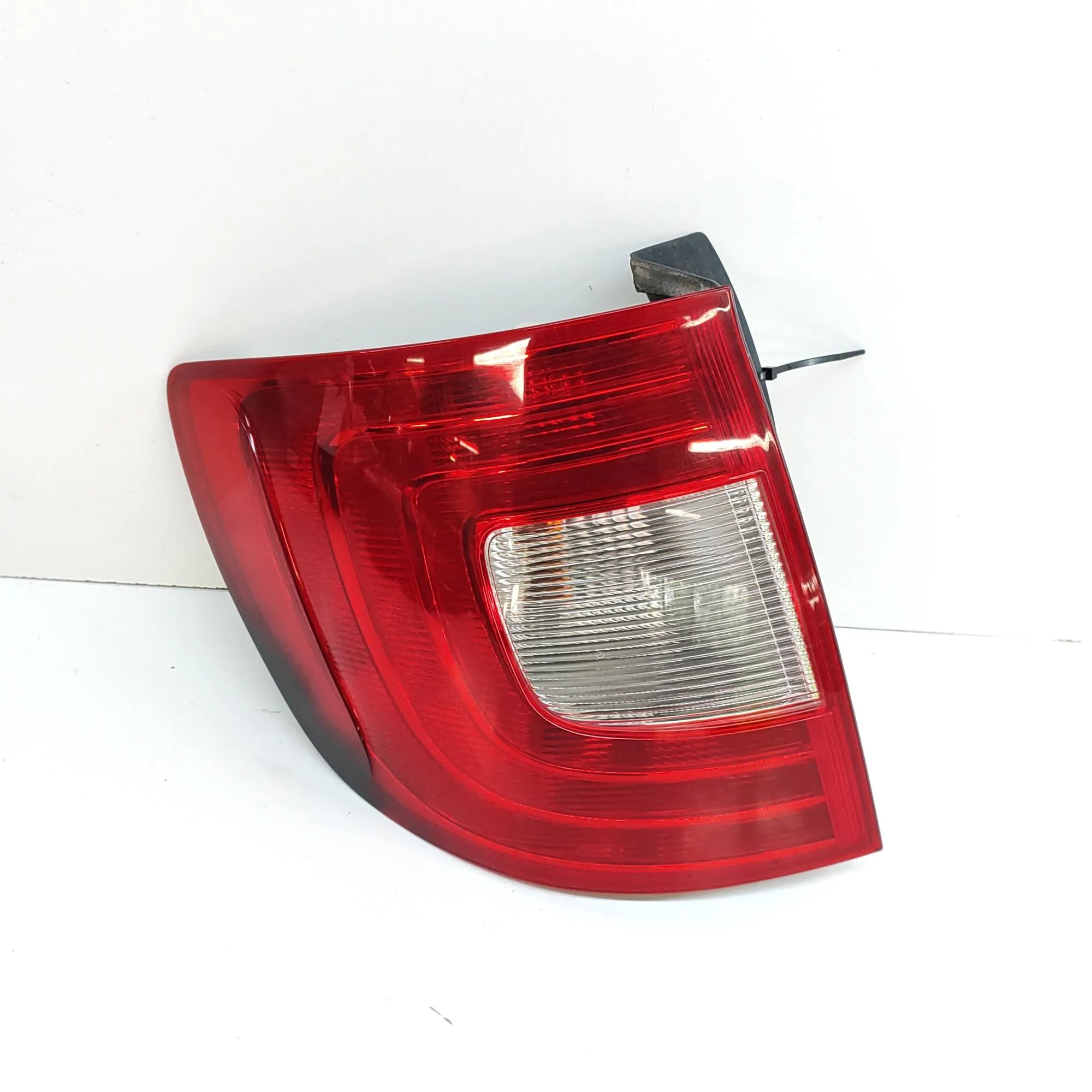 Skoda Superb (3T) Rear Left Tail Light Rear Left Tail Light — SKODA SUPERB (II Estate ...