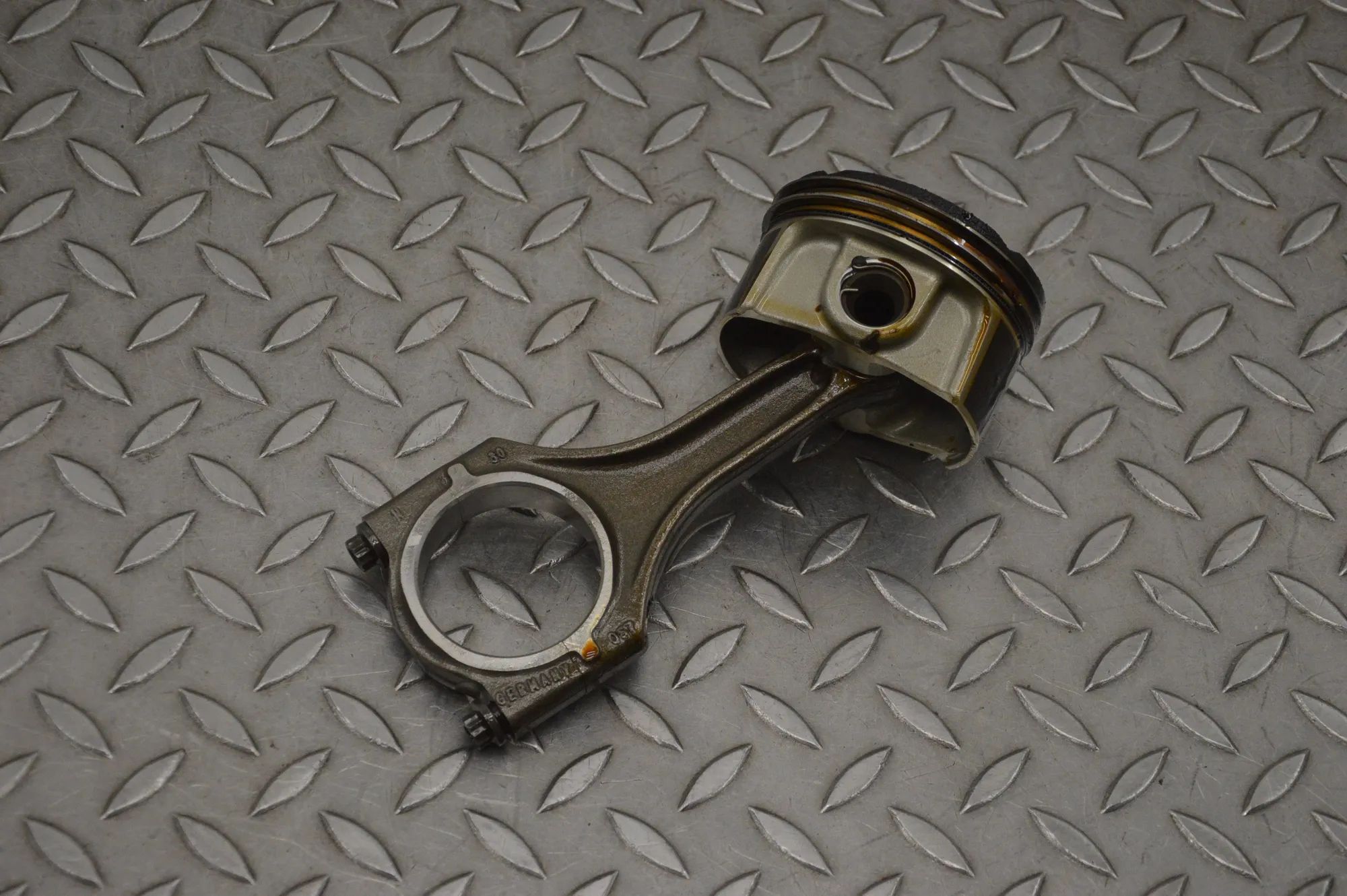 Porsche 911 (991) Piston Piston — PORSCHE 911 (991) (2011-2020) — 400A44...